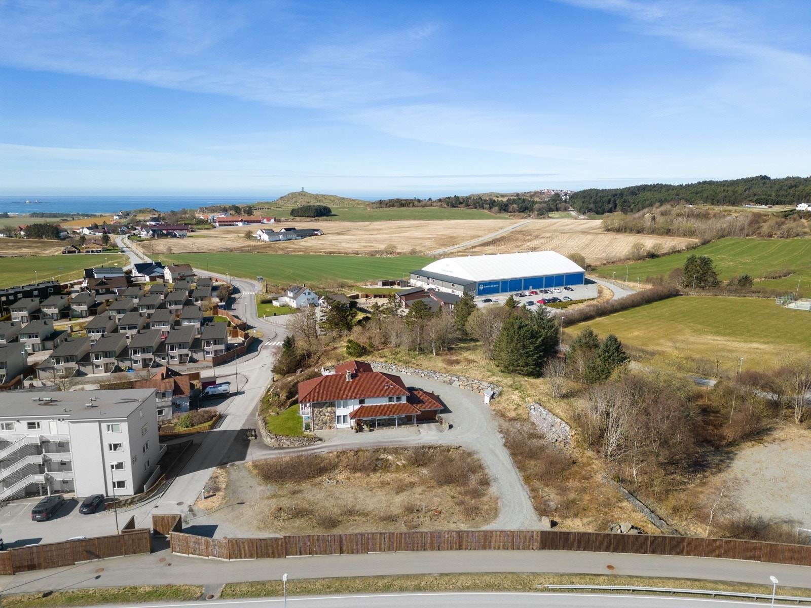 Sentral beliggenhet med nærhet til lekeplasser, skole, barnehage og idrettsanlegg. Galleribilde