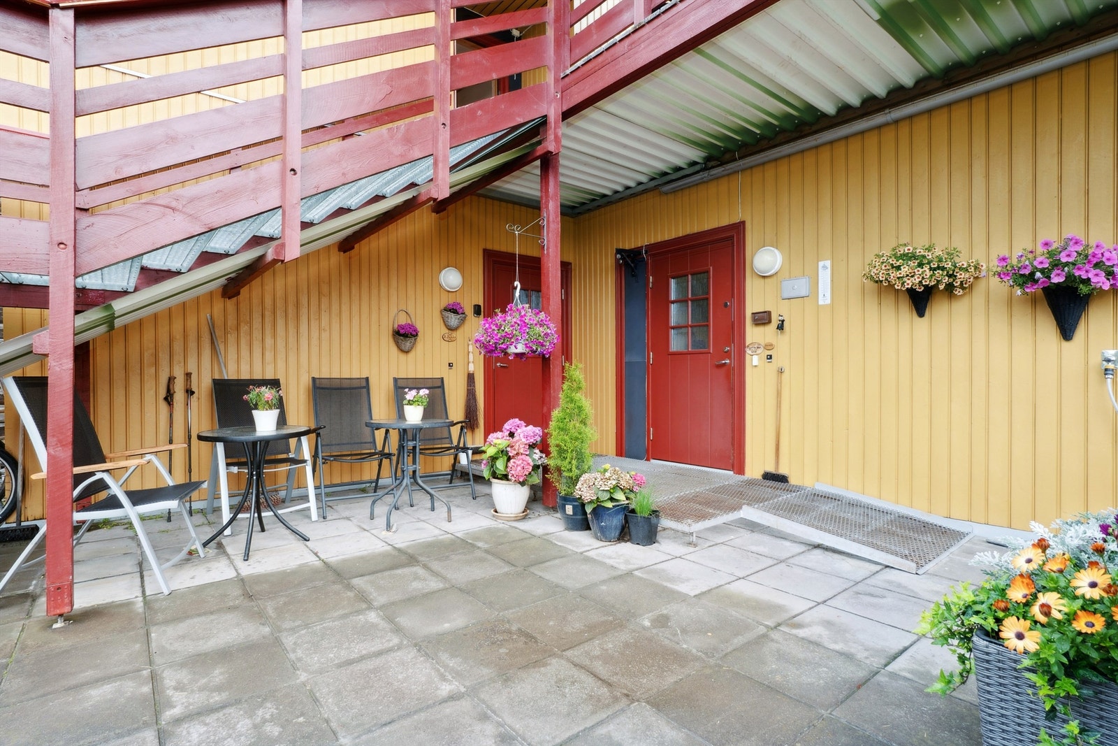 Hyggelig uteplass med adkomst direkte fra leilighetens inngangsparti. Galleribilde