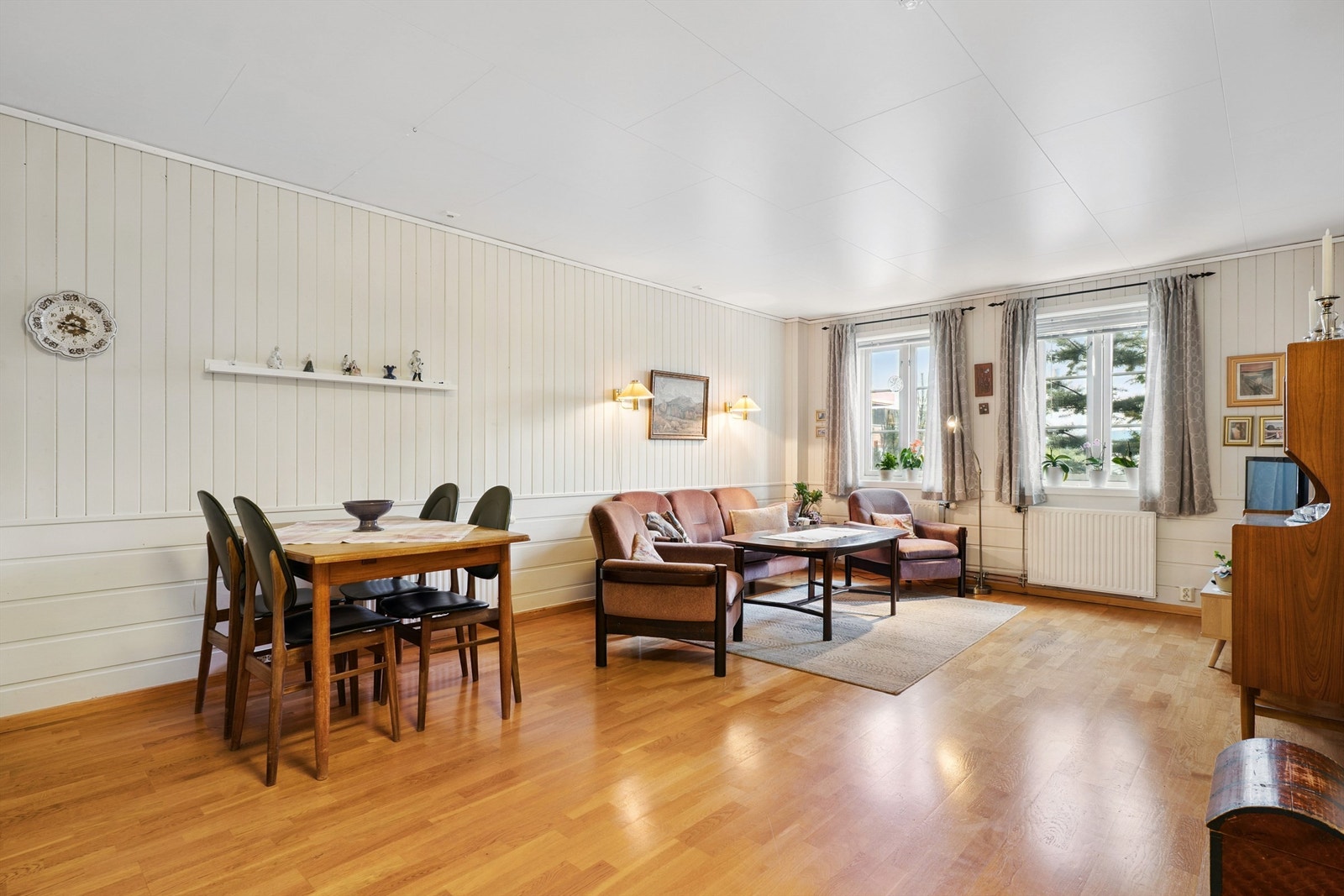 Fleksibel planløsning med naturlig plass til både spisebord og sofagruppe. Galleribilde