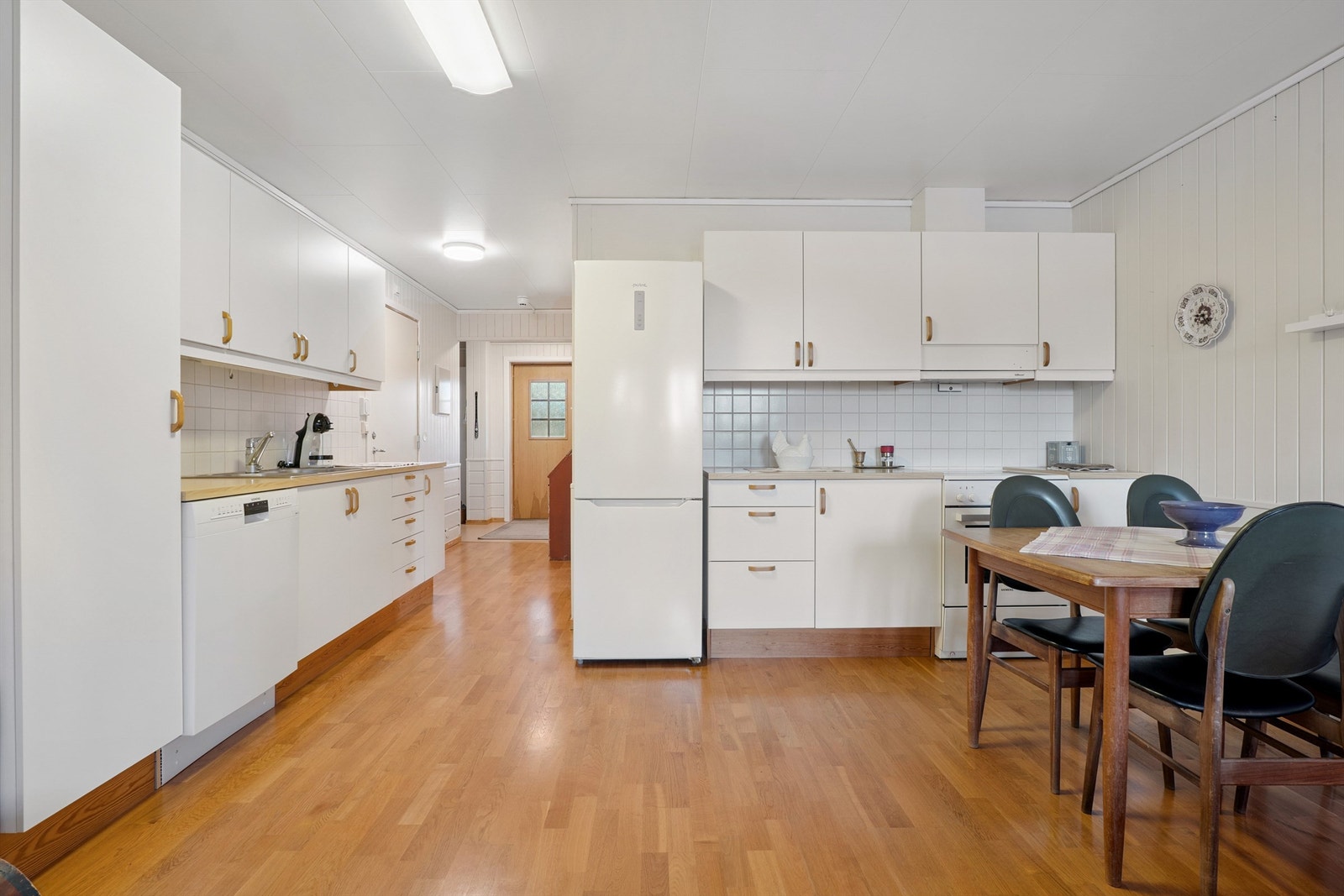 Funksjonelt kjøkken med god skapplass og Villavent-ventilator for avtrekk. Galleribilde