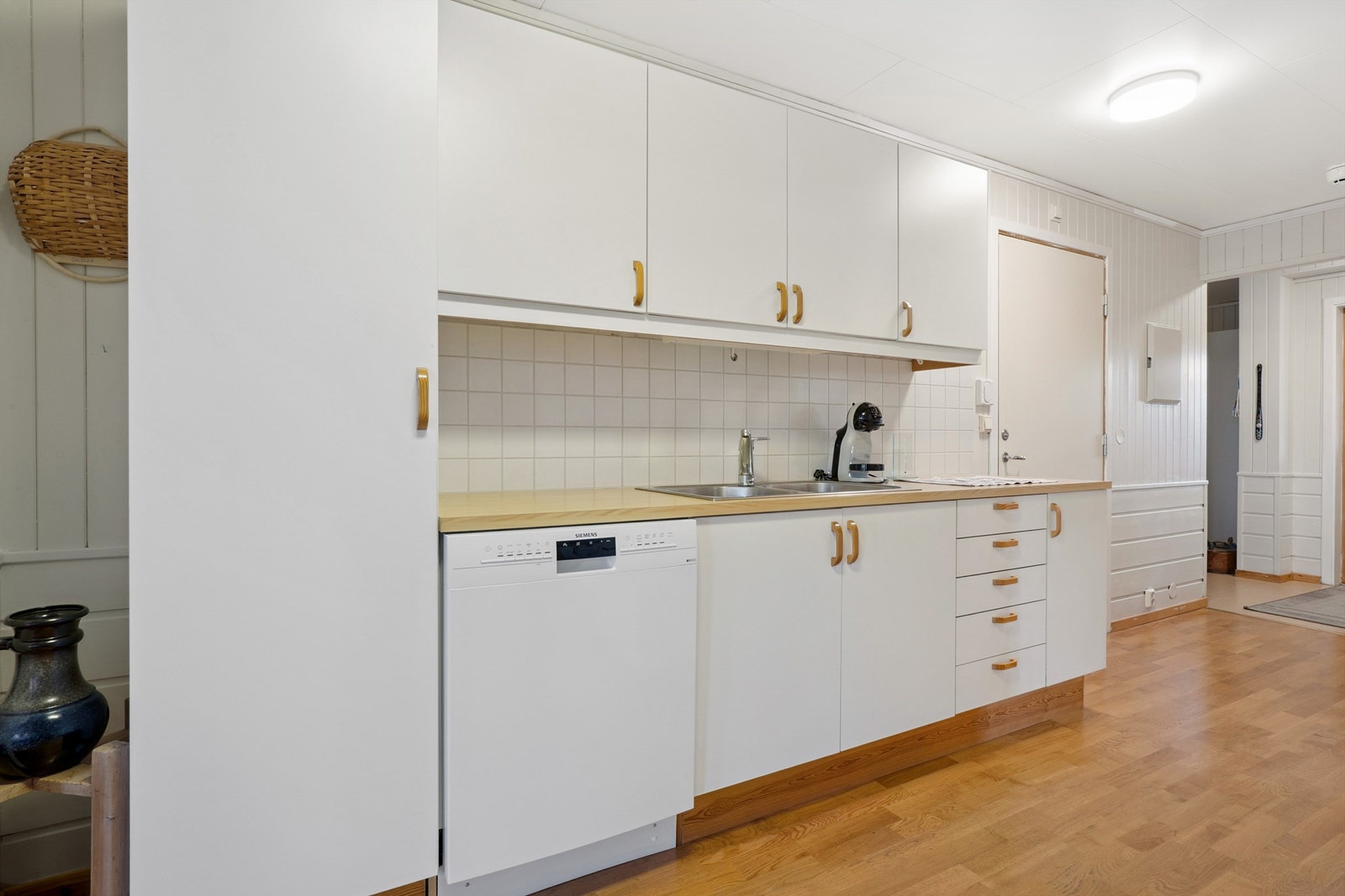 Kjøkkeninnredning med glatte fronter, laminatbenkeplate og opplegg for oppvaskmaskin. Galleribilde