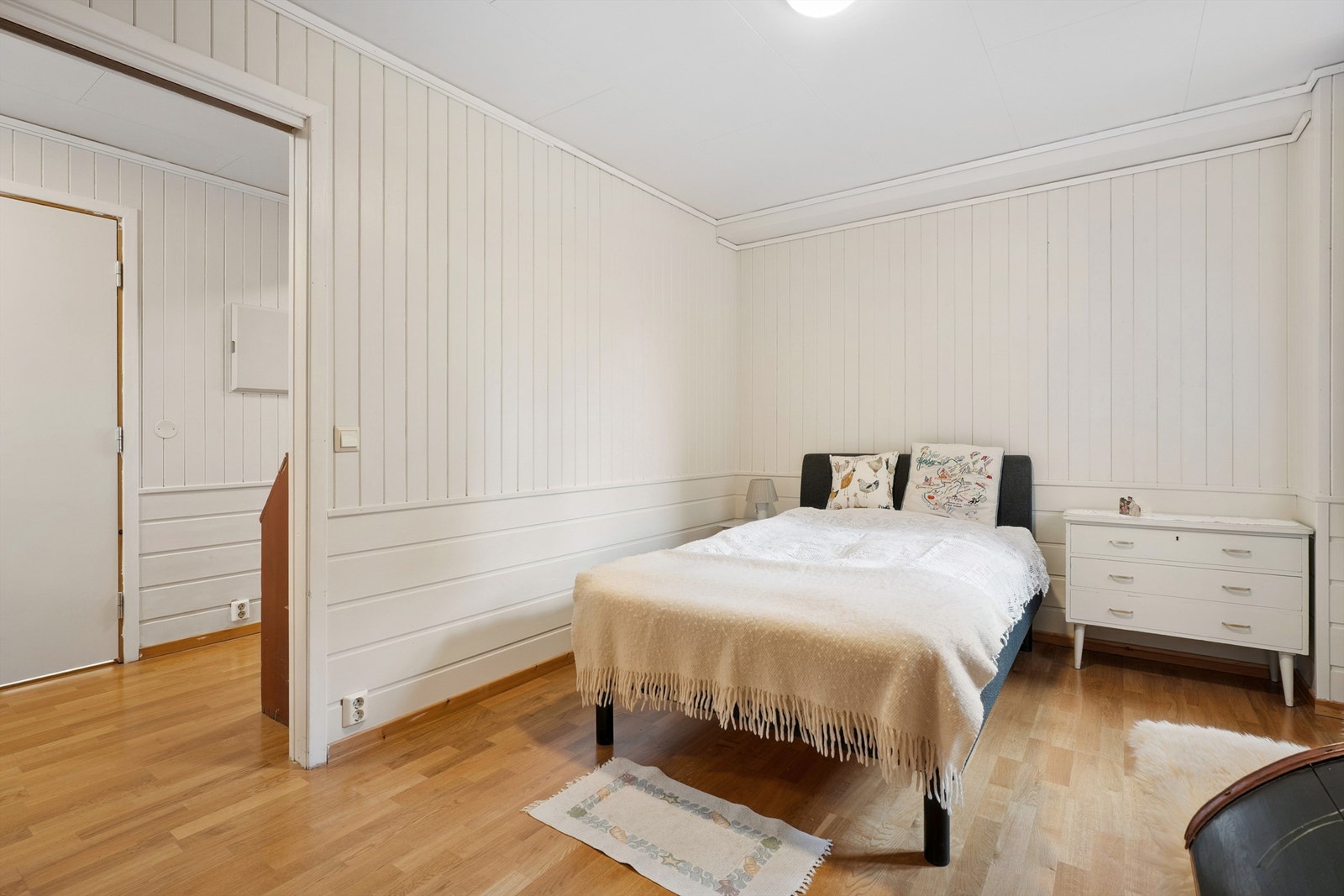 Praktisk skyvedør inn til soverommet bidrar til en arealeffektiv løsning. Galleribilde