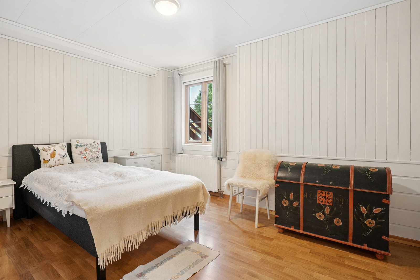 Soverommet har god plass til seng og garderobeløsning. Galleribilde