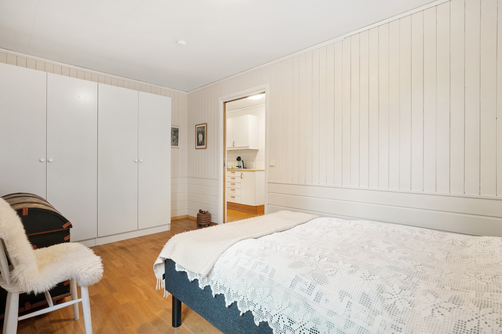 Stor garderobe for rikelig med oppbevaring. Galleribilde