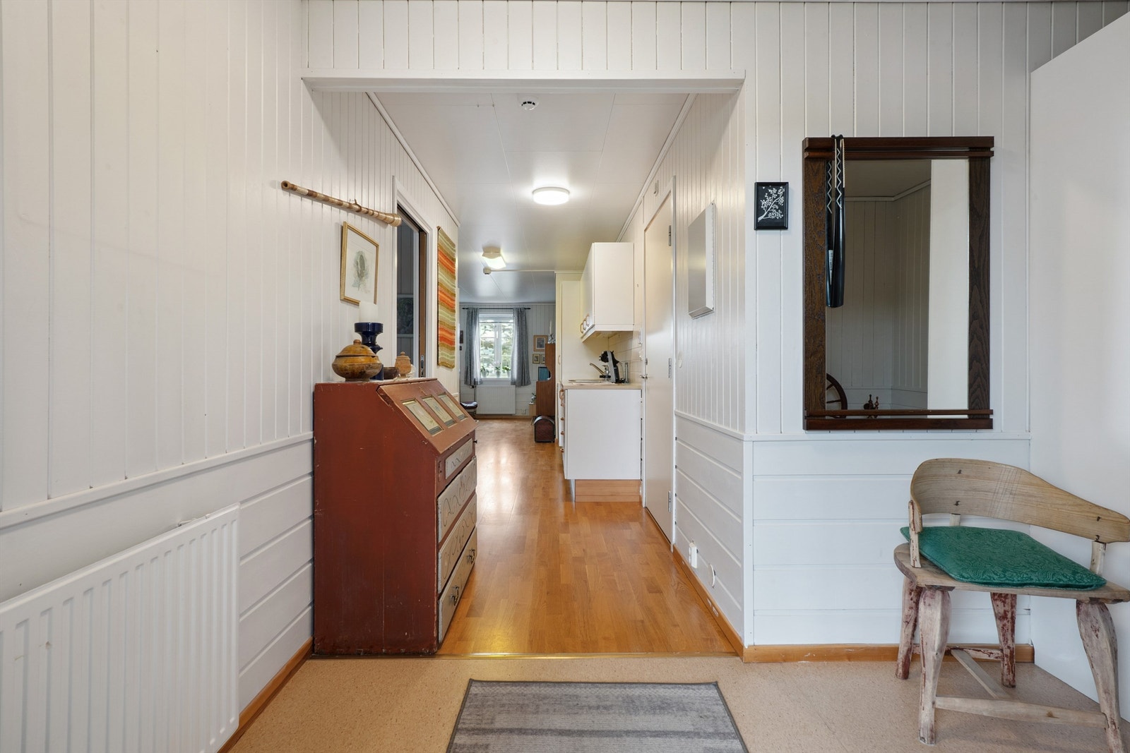 Romslig entré med plass til oppbevaring av yttertøy og sko. Galleribilde