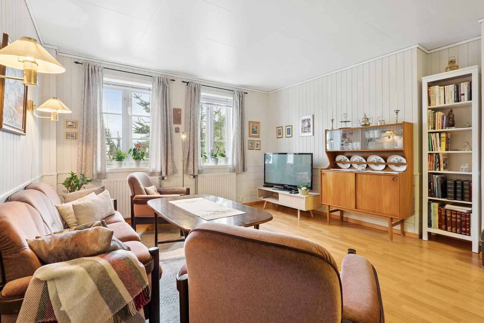 Stuen har god plass til en hyggelig sofagruppe og personlig innredning. Galleribilde