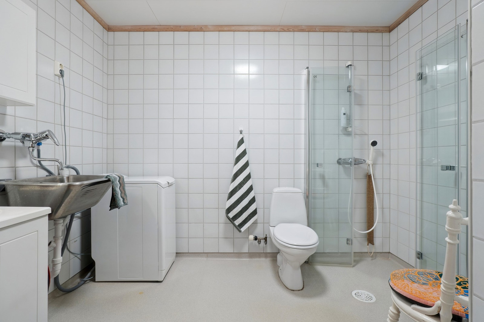 Behagelig vannbåren gulvvarme gir en jevn og god varme på badet. Galleribilde