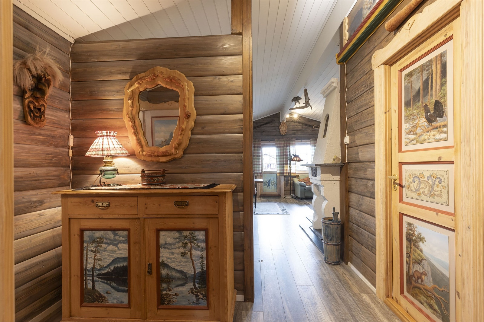 Det er mange flotte malte detaljer i hytta Galleribilde
