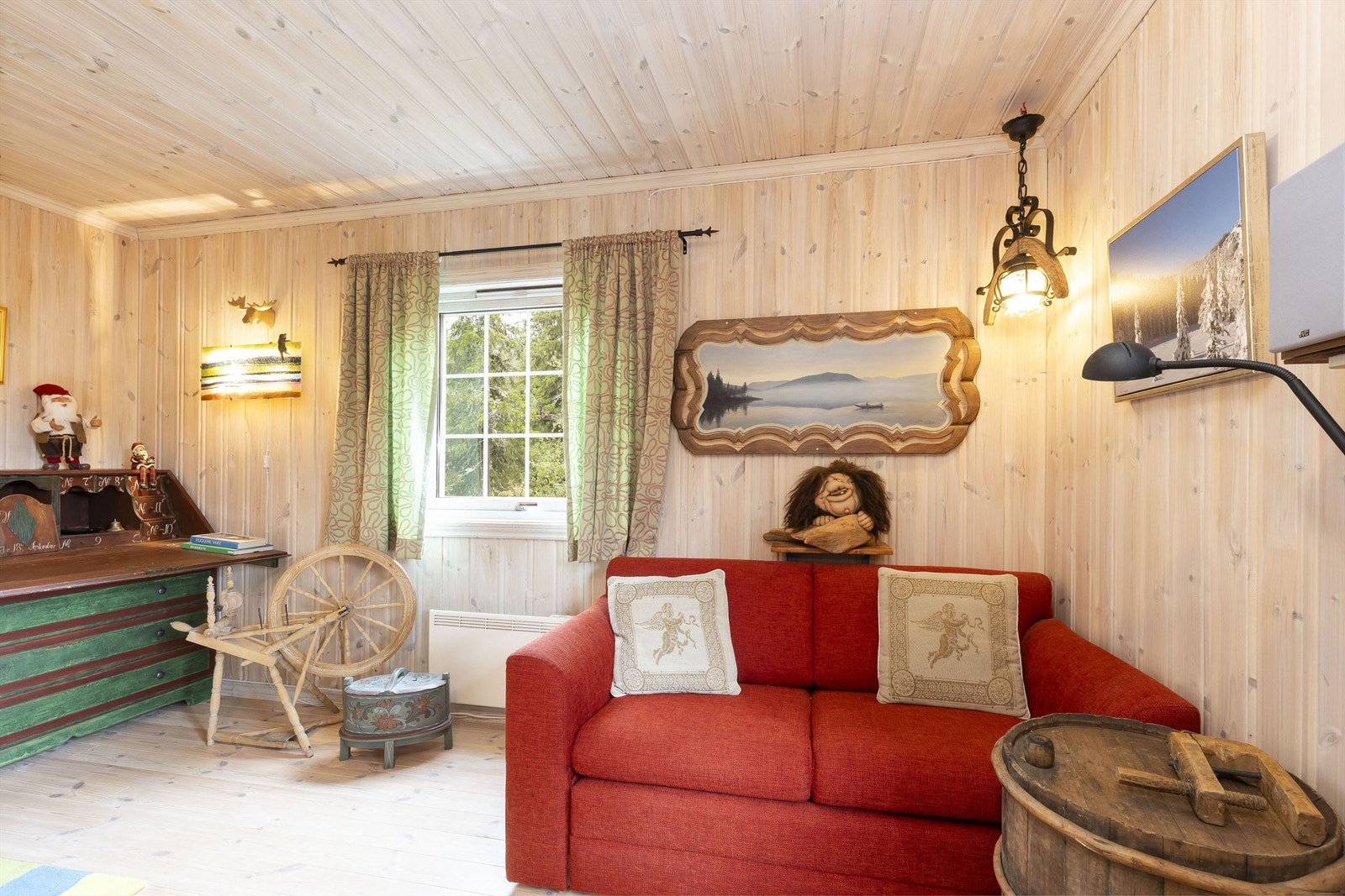 Rommet er meget stort og har både plass til senger og kontorområde Galleribilde