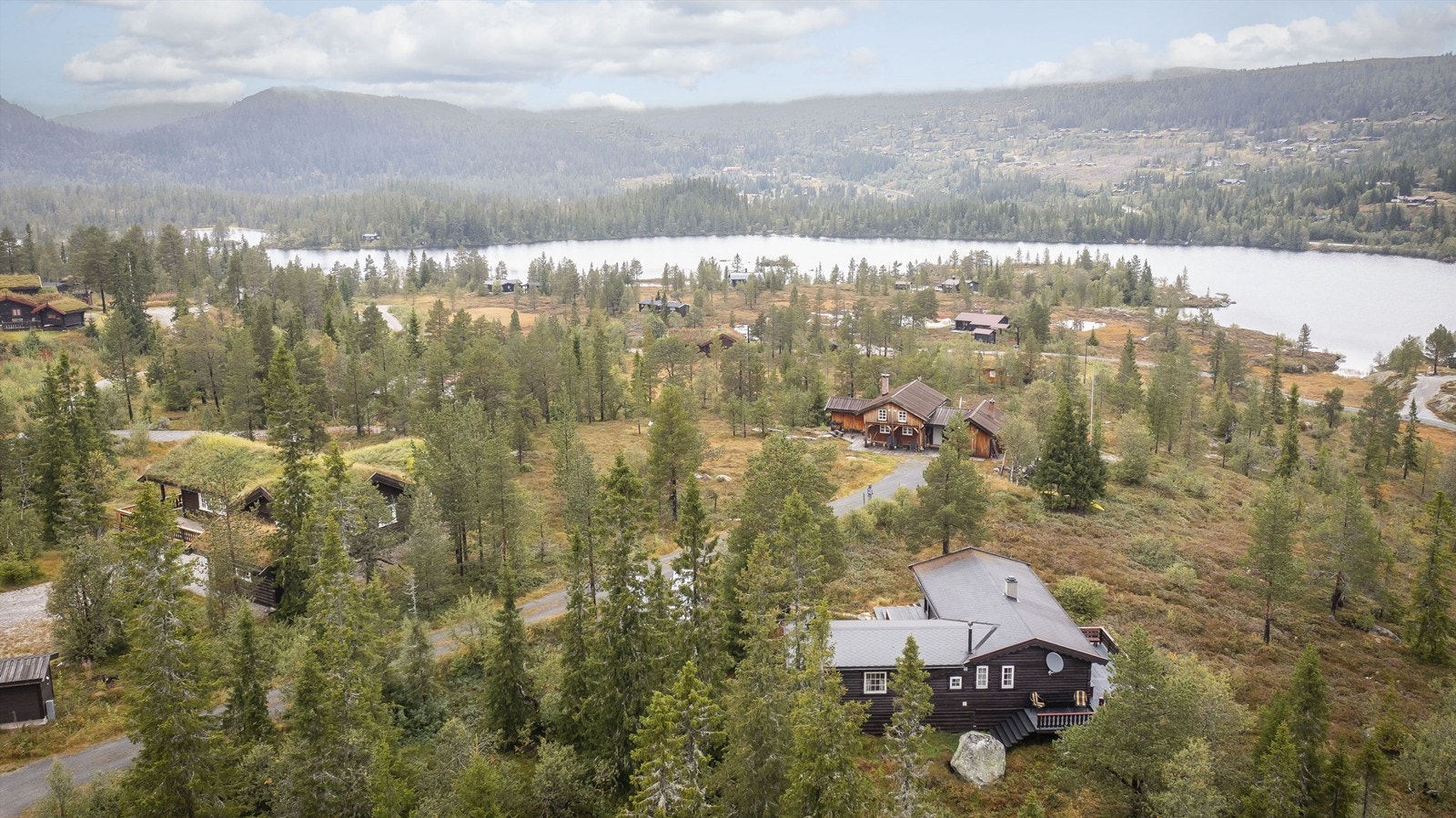 Hytta ligger særdeles fint til med utsikt og nærhet til vann og skiløyper Galleribilde