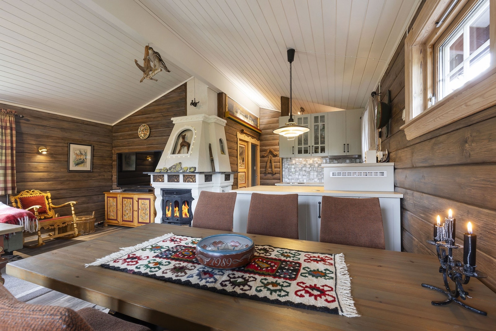 Luftig skråtak går igjen i de fleste rom Galleribilde