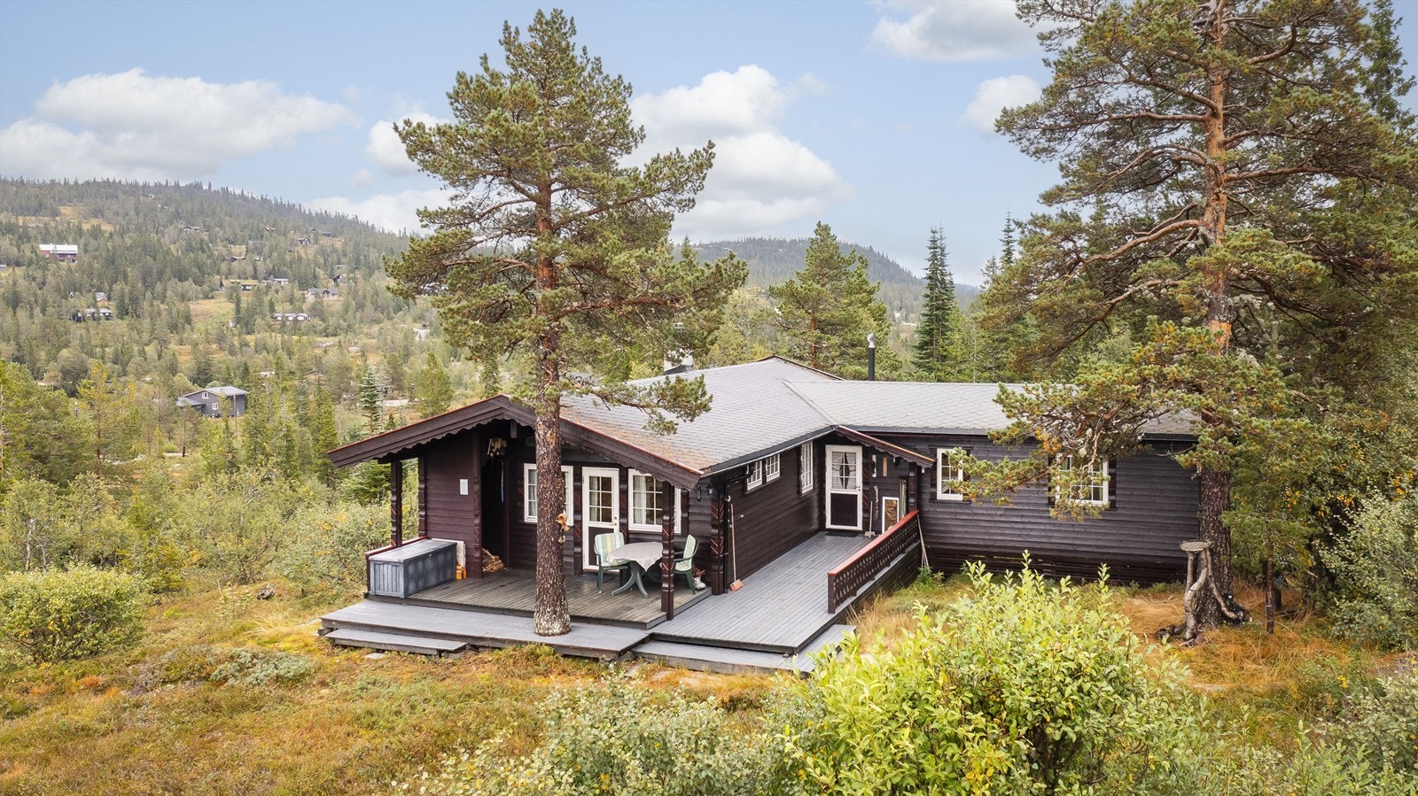 Hytta har mange fine uteplasser Galleribilde