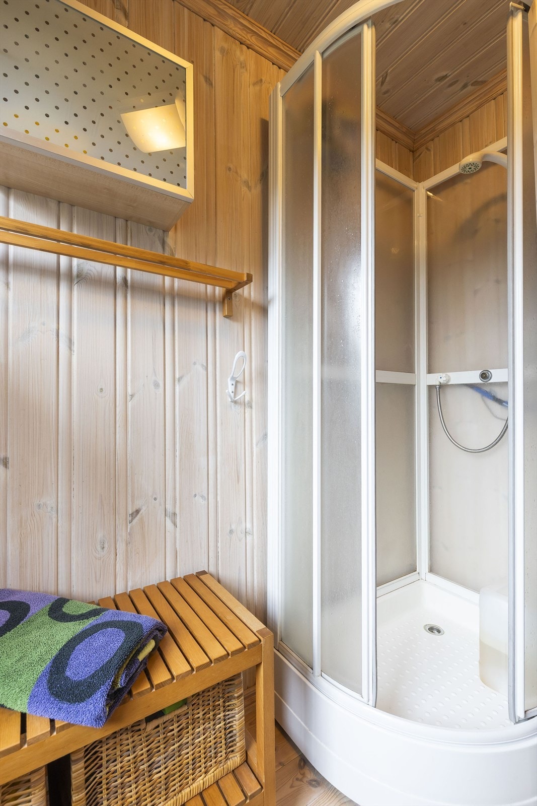 Dusj med elektrisk pumpe fra beholder Galleribilde