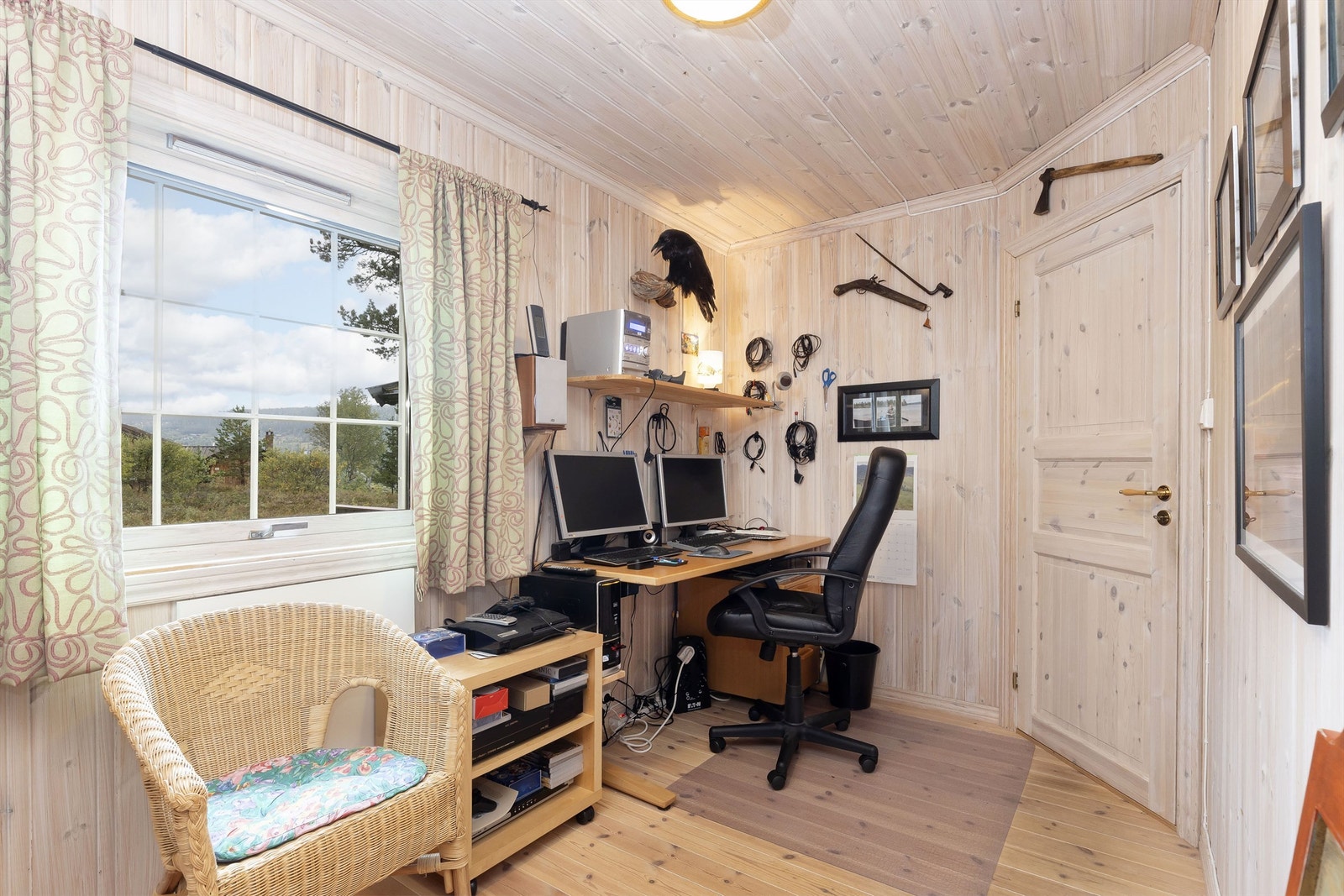 Rommet er meget stort og har både plass til senger og kontorområde Galleribilde