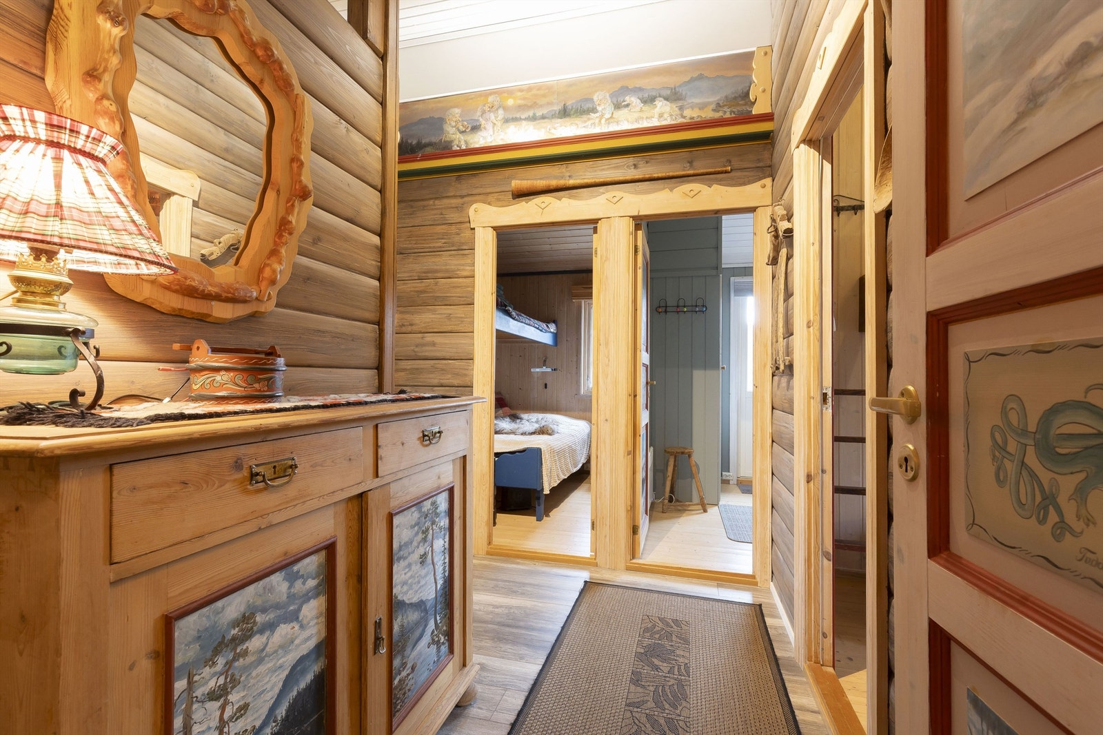 Gang. Det er mange flotte malte detaljer i hytta Galleribilde