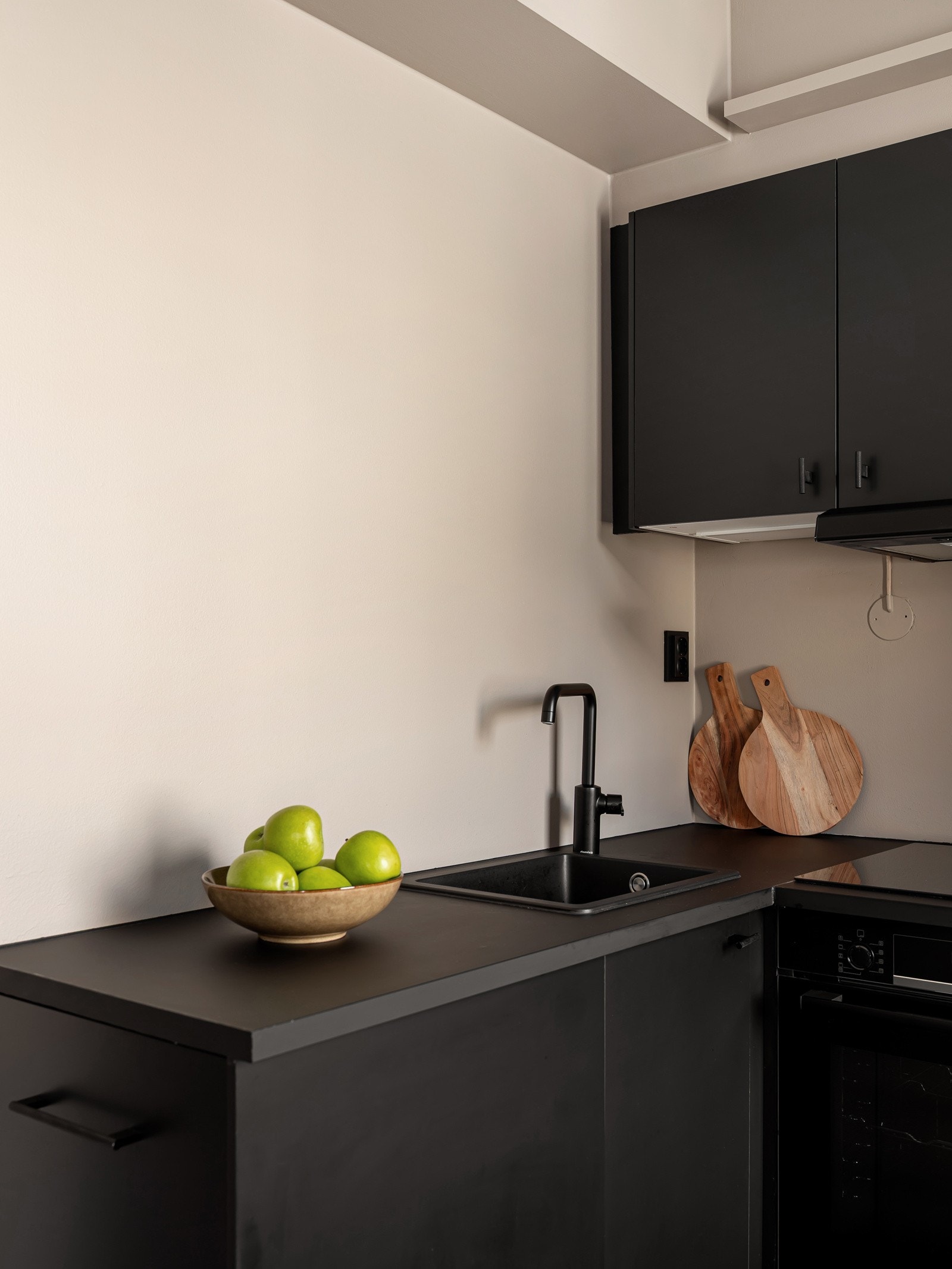 Det er installert ny stekeovn, koketopp og kjøleskap/fryser fra Bosch, samt oppvaskmaskin fra IKEA. Oppvaskmaskin ble satt inn i forbindelse med oppgraderingen, da dette ikke var på plass ved forrige salg. Galleribilde