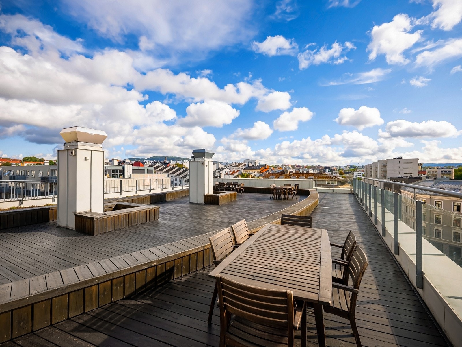 Beboerne har tilgang til en felles takterrasse med flere sittegrupper og flott utsyn. Galleribilde