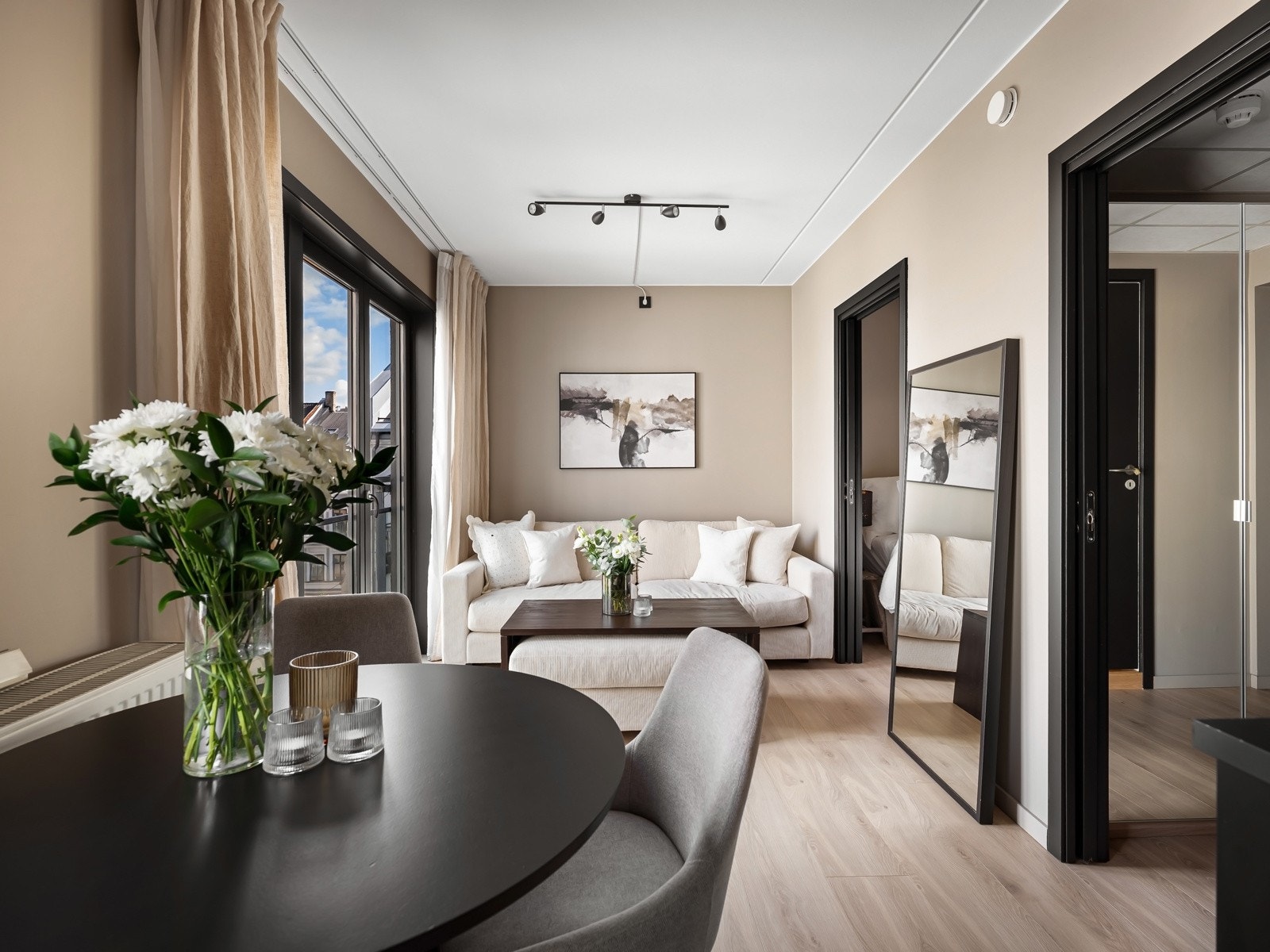 Stuen har en praktisk utforming med plass til både stor sofa, TV-løsning og spisebord, og gir gode muligheter for møblering i soner. Galleribilde