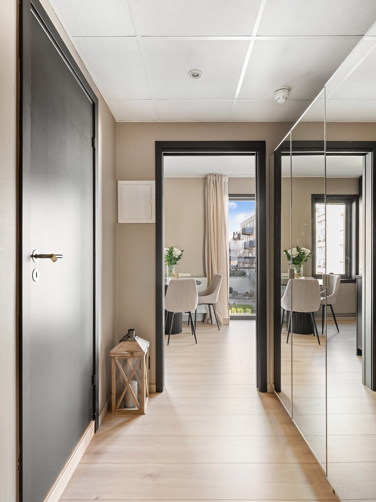 Entréen er romslig med god plass til oppheng av yttertøy og sko, og i gangen er det satt inn et nytt PAX-garderobeskap fra IKEA som gir ekstra oppbevaringsmuligheter. Galleribilde