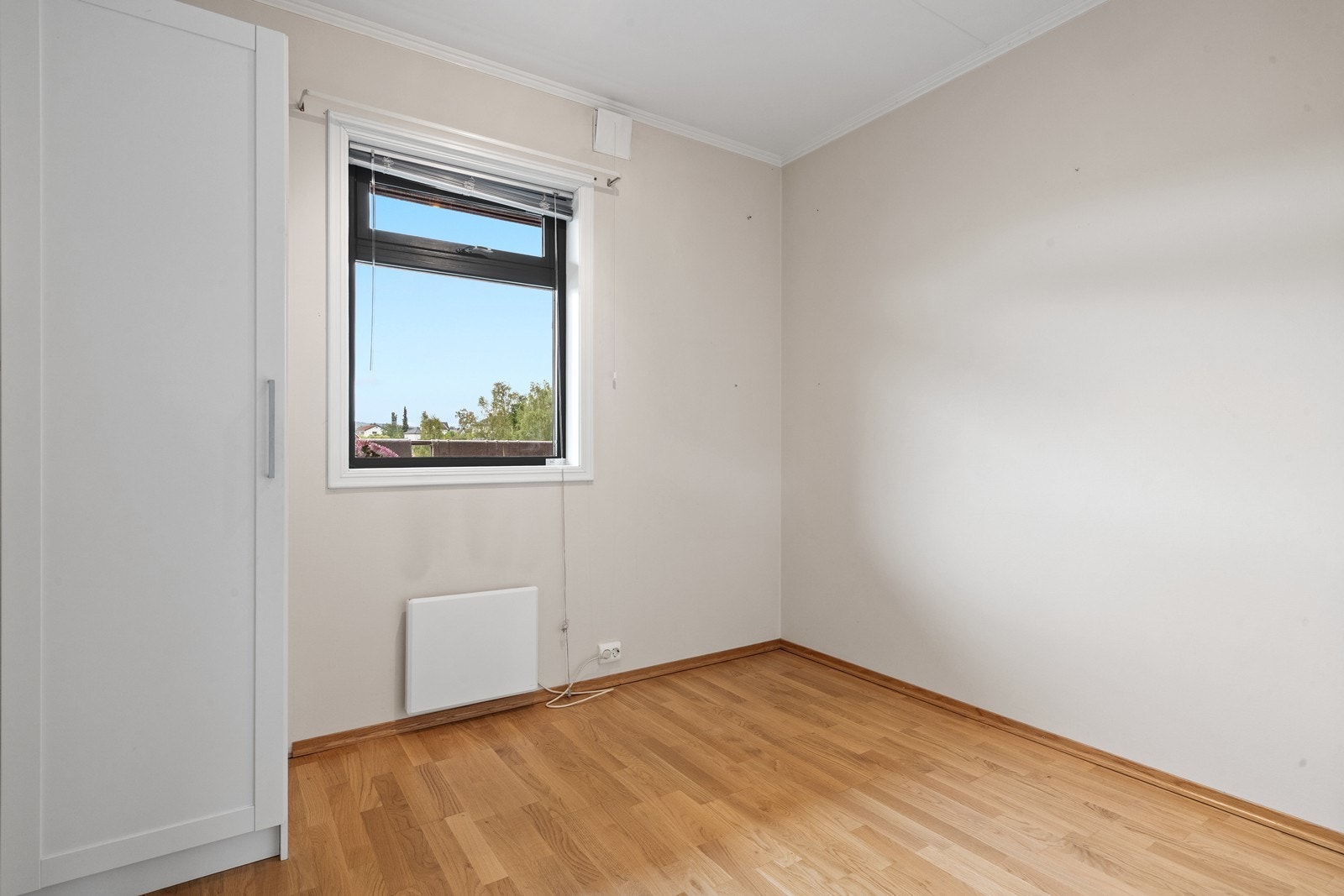 Det ene av leilighetens to soverom. Galleribilde