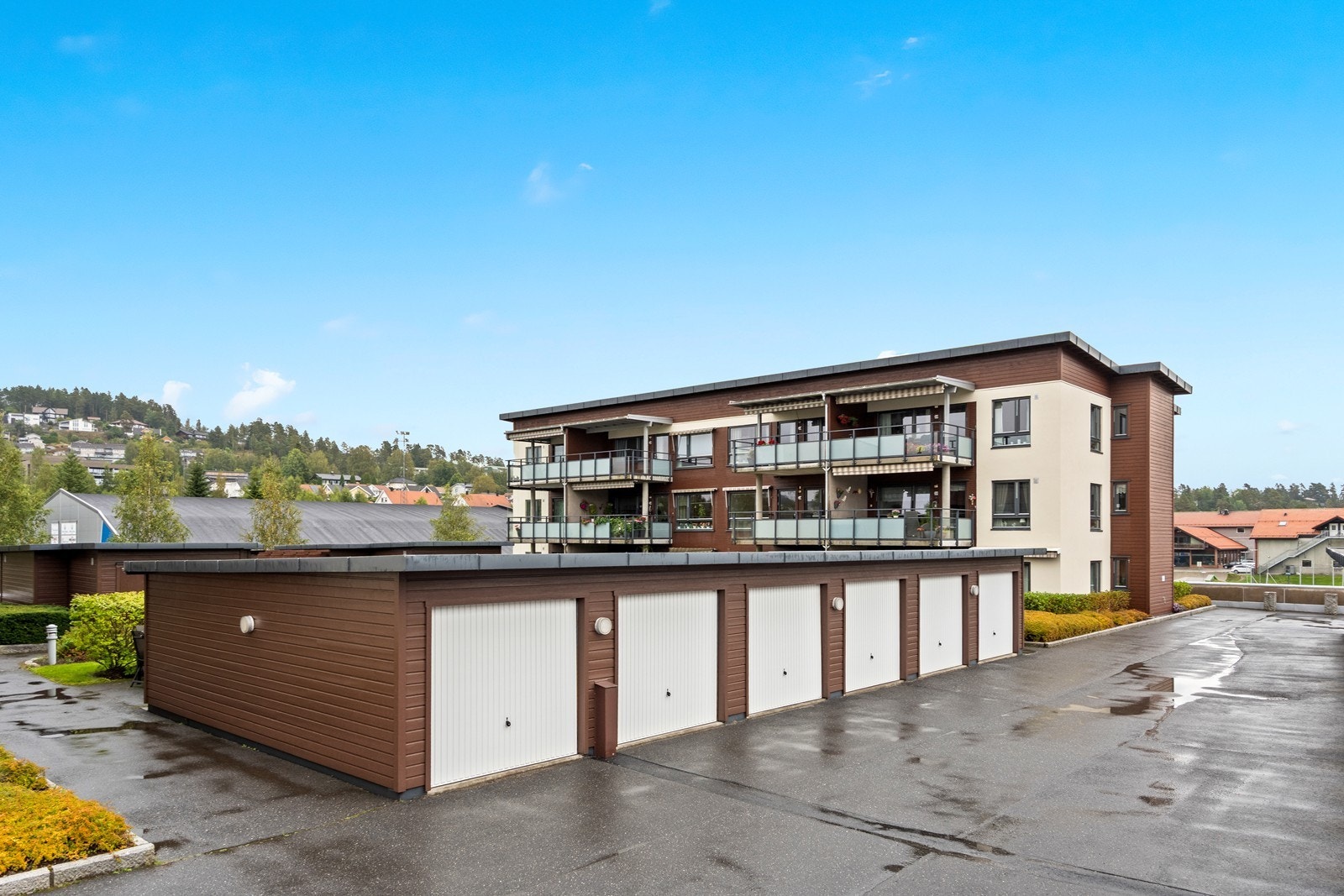 En garasjeplass medfølger leiligheten. Galleribilde