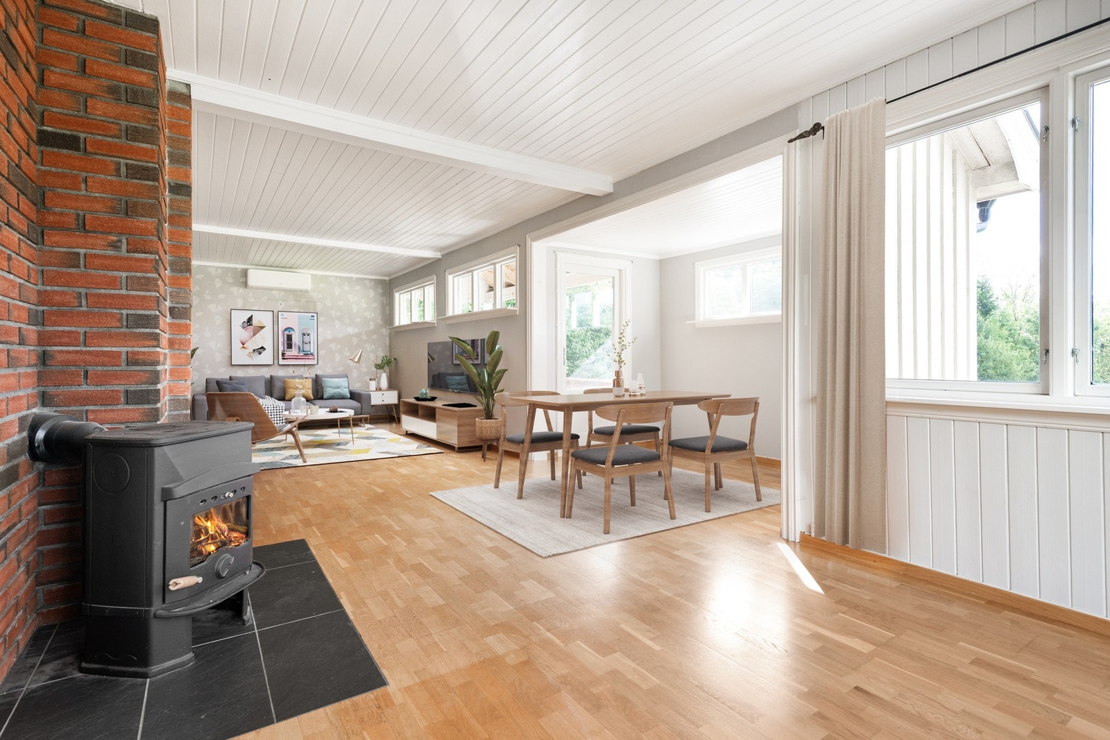 Fin stue med god plass til flere sittegrupper. Galleribilde