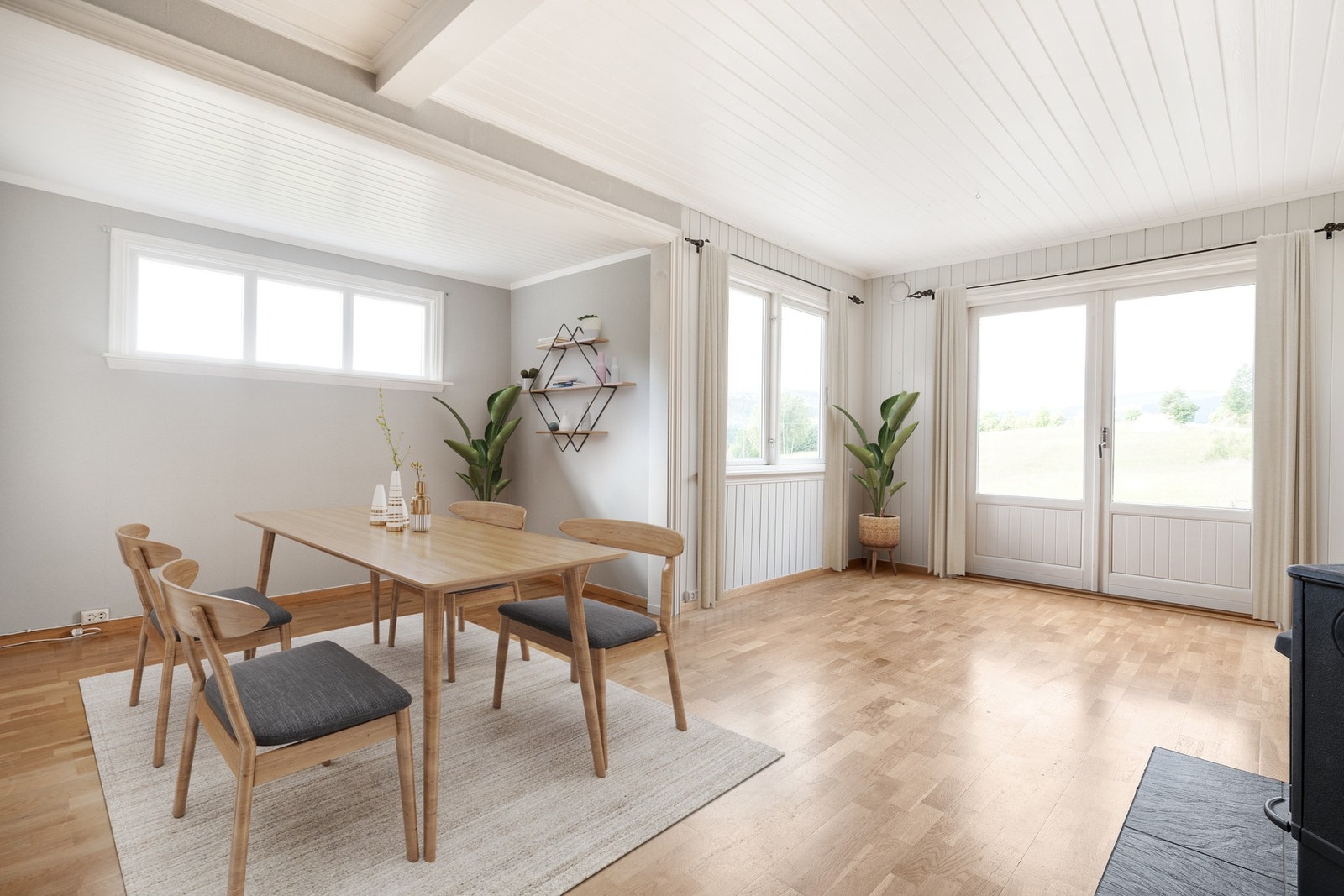 Fra stuen har man utgang til en solrik uteplass. Galleribilde