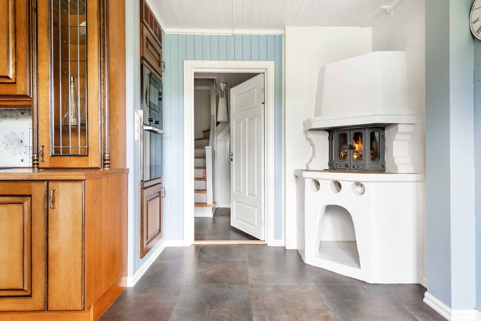 Hyggelig peisovn på kjøkkenet. Galleribilde