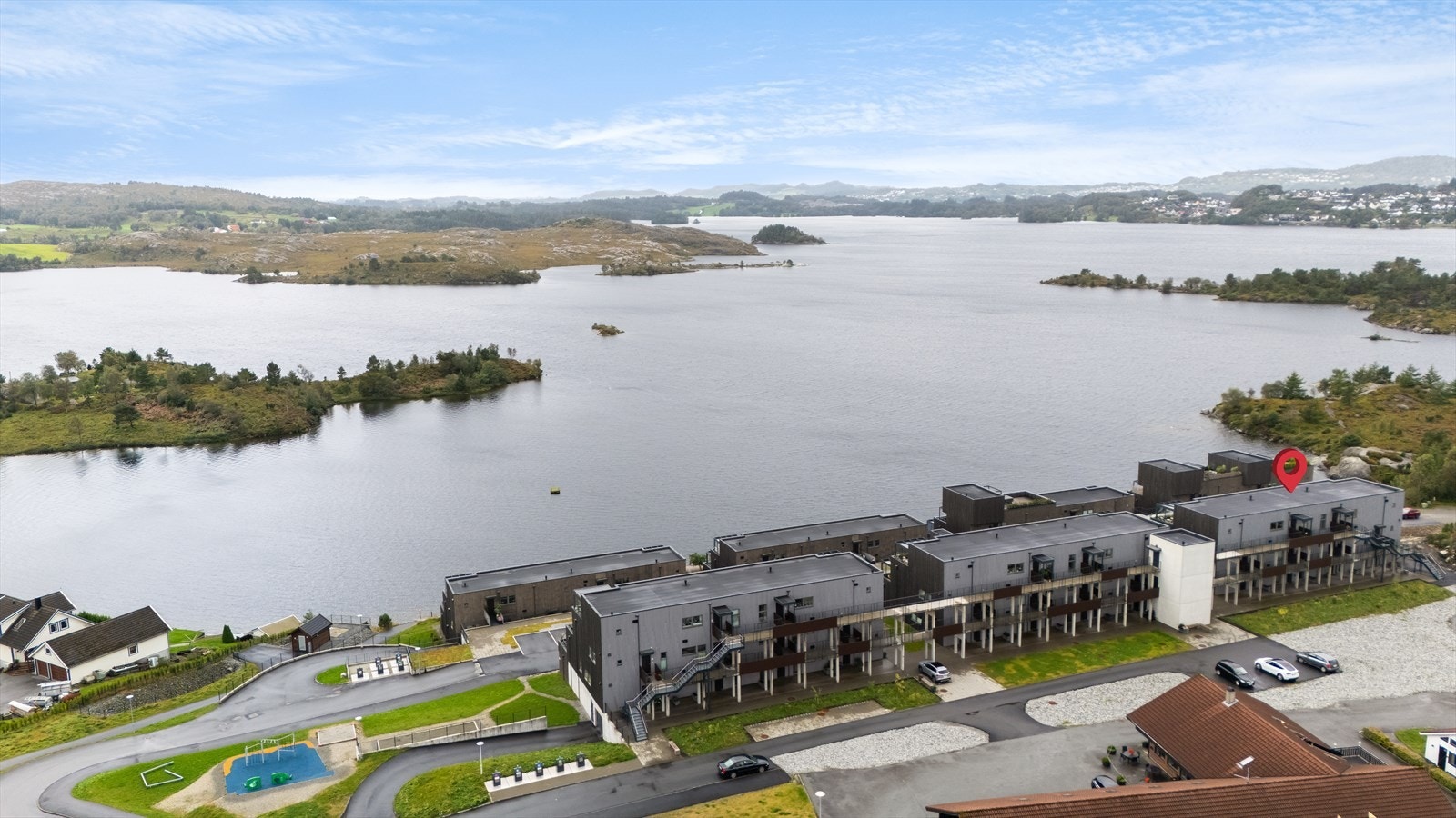 Denne boligen har alt du trenger for et komfortabelt og funksjonelt hjem i naturskjønne omgivelser. Galleribilde