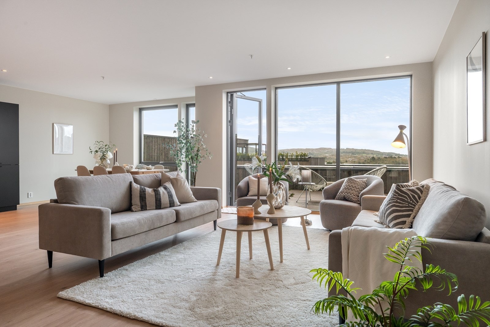 Leilighetene er designet for maksimal komfort og fra terrassen får du nydelig utsikt over vannet og omgivelsene, samtidig som du kan nyte solen til langt på kveld. Galleribilde