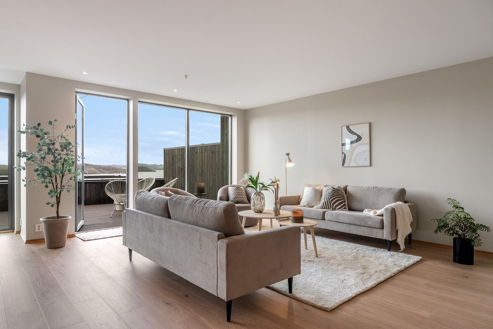 Fra stuen har du direkte tilgang til en romslig terrasse Galleribilde