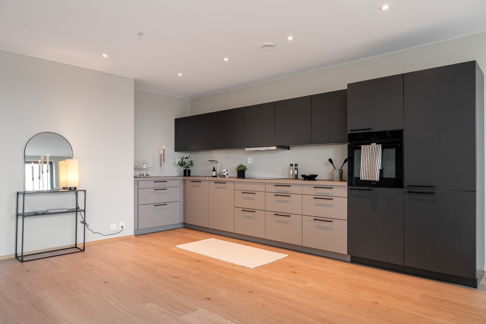 Stuen har åpen kjøkkenløsning som gir rikelig med plass til både sofa- og spisegrupper Galleribilde