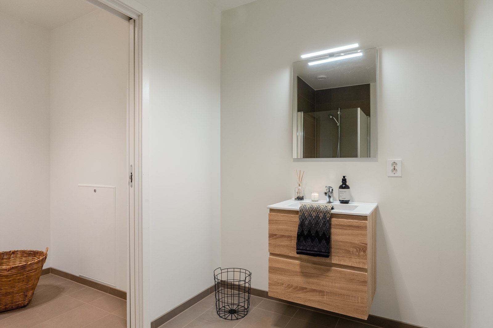 Gjestebadet er delvis flislagt Galleribilde