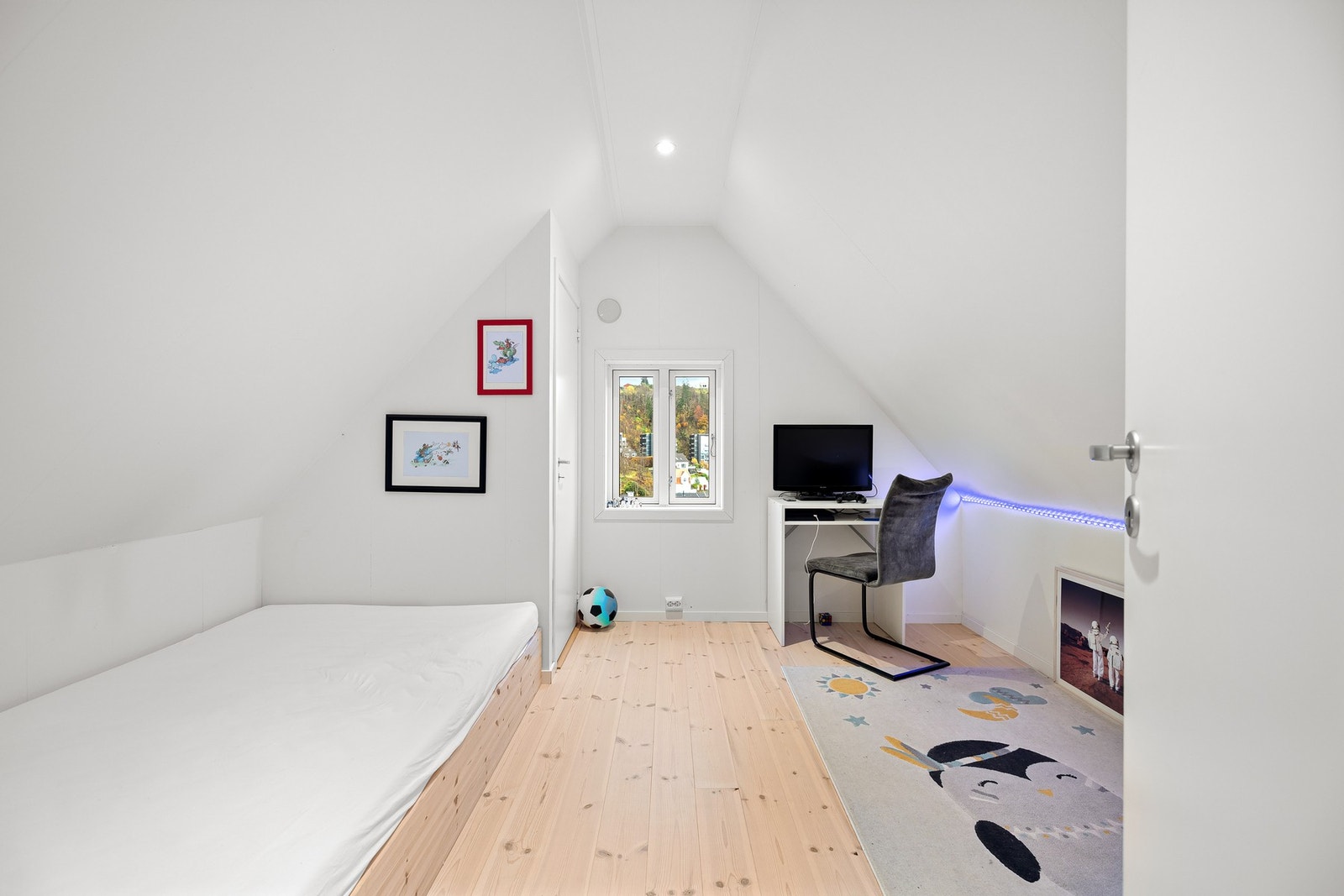 I denne etasjen er det to soverom som måles til 8 kvm. og 9,5 kvm. Galleribilde