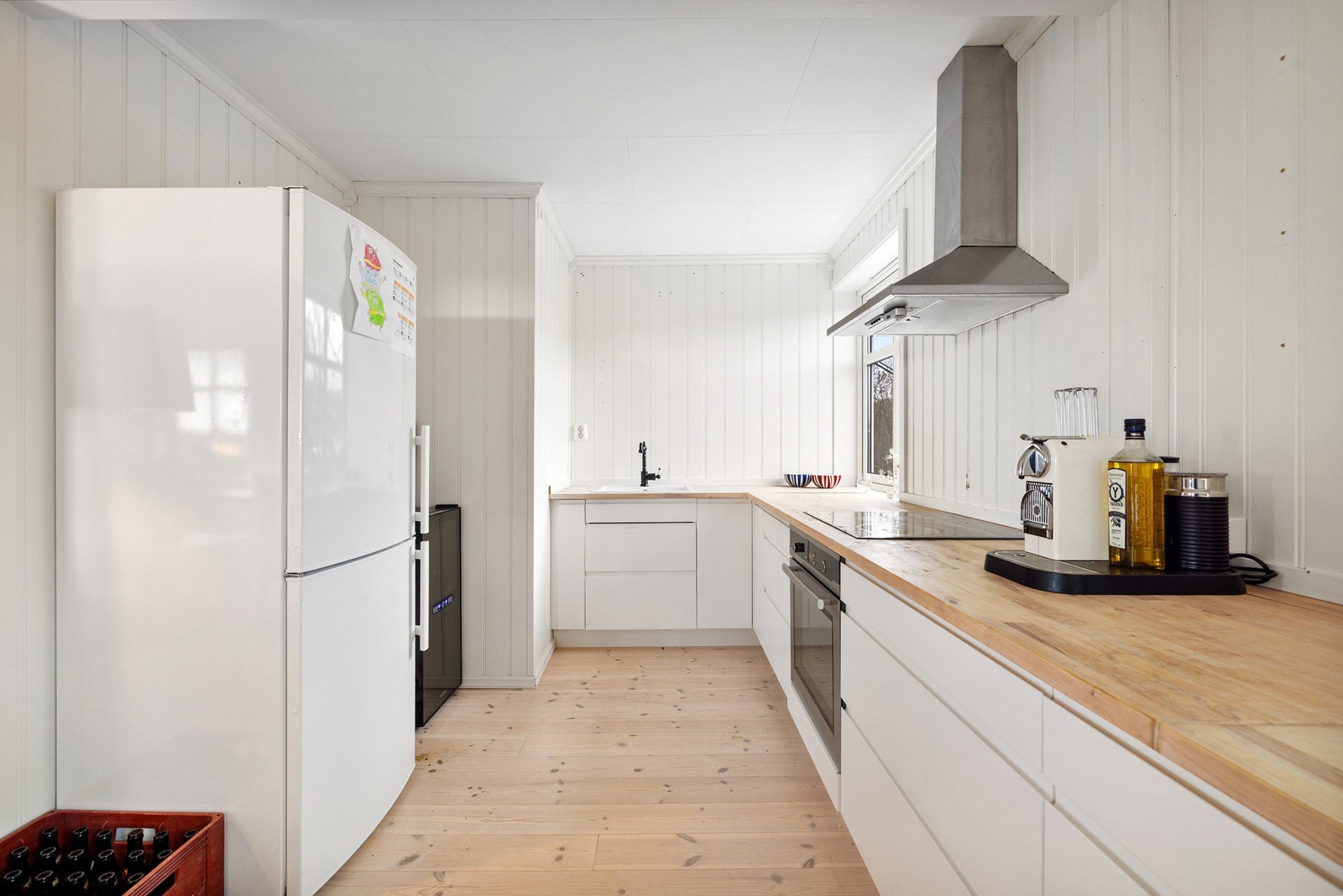 Her er det godt med oppbevaringsplass i skuffer og skap, samt arbeidsplass på benkeplaten. Galleribilde