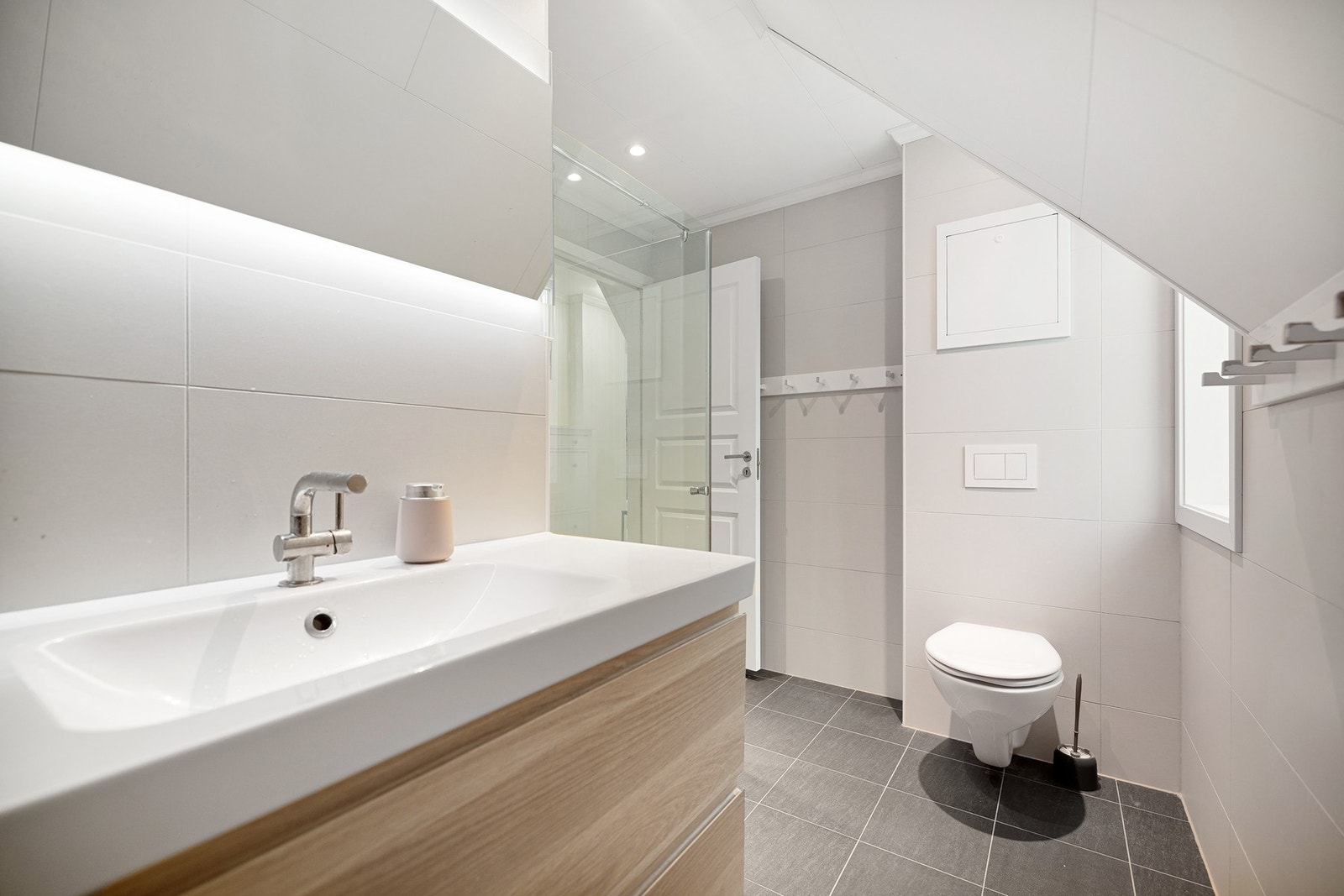 Her er det også opplegg for vaskemaskin og et godt oppbevaringssystem på veggen like over. Galleribilde