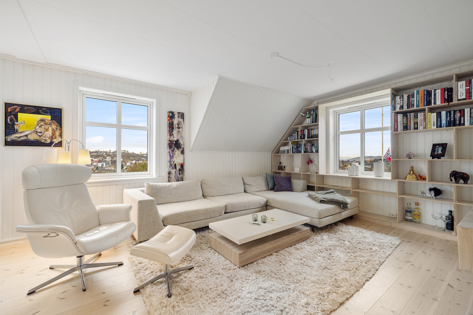 Planløsningen og størrelsen skaper god plass til å møblere i forskjellige soner. Galleribilde