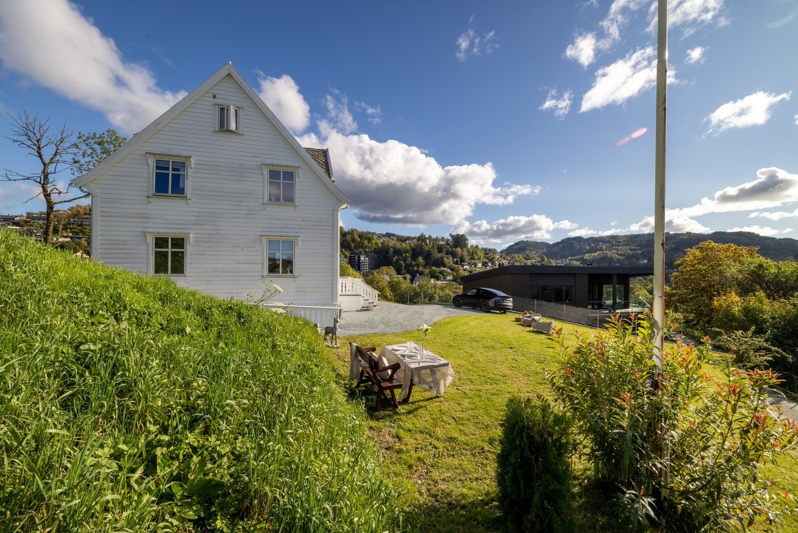 Da boligen ligger høyt til i terrenget er det også en flott utsikt over nærområdet! Galleribilde