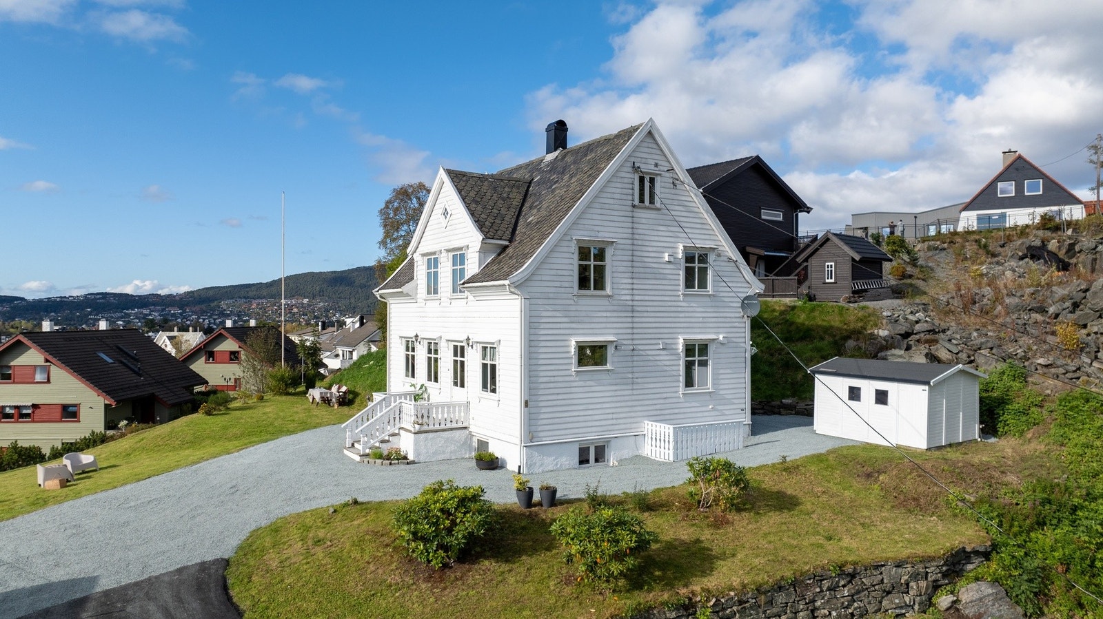 Boligen ligger til i et tilbaketrukket område samtidig som det er kort vei til Nesttun for flere fasiliteter. Galleribilde