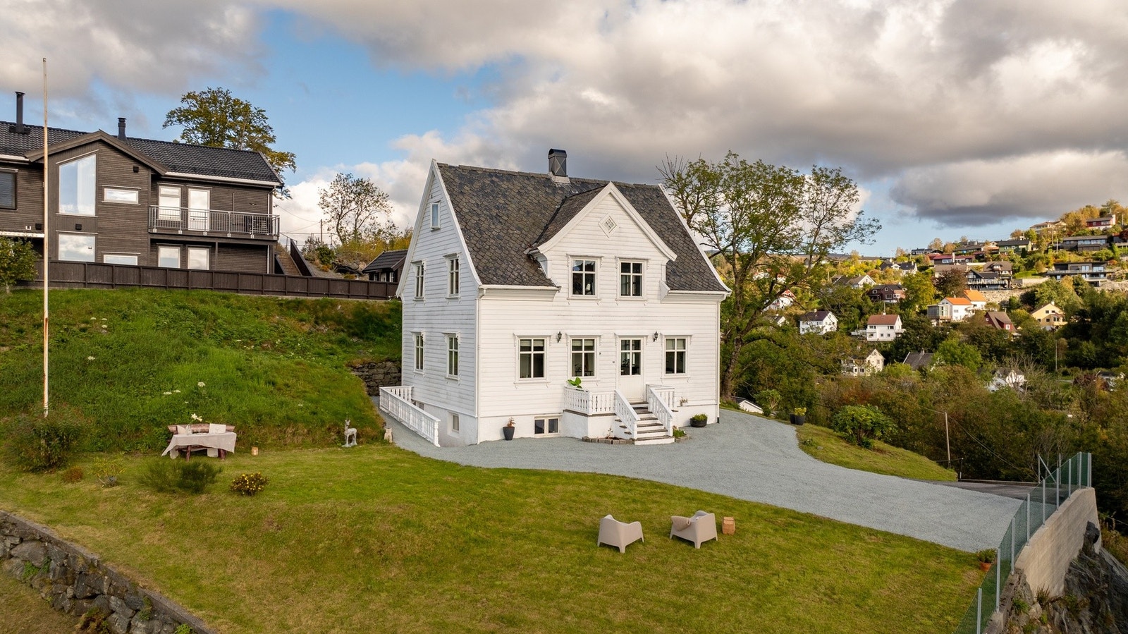 Dette er en 2-roms leilighet som går over to plan og inneholder følgende: entré, stue/kjøkken, bad og tre soverom. Galleribilde