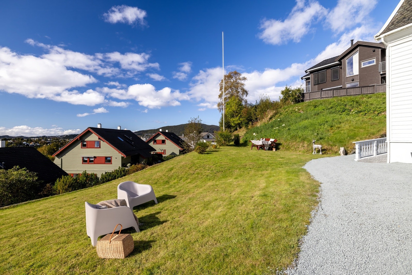 Eiendommen er sørvestvendt og har dermed svært gode solforhold på ettermiddag- og kveldstid. Galleribilde
