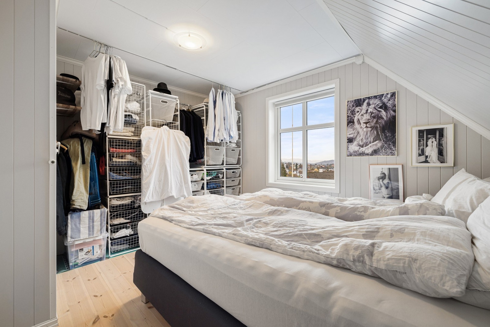 Her er det god plass til en stor seng og godt med oppbevaringsplass i garderobeløsning. Galleribilde