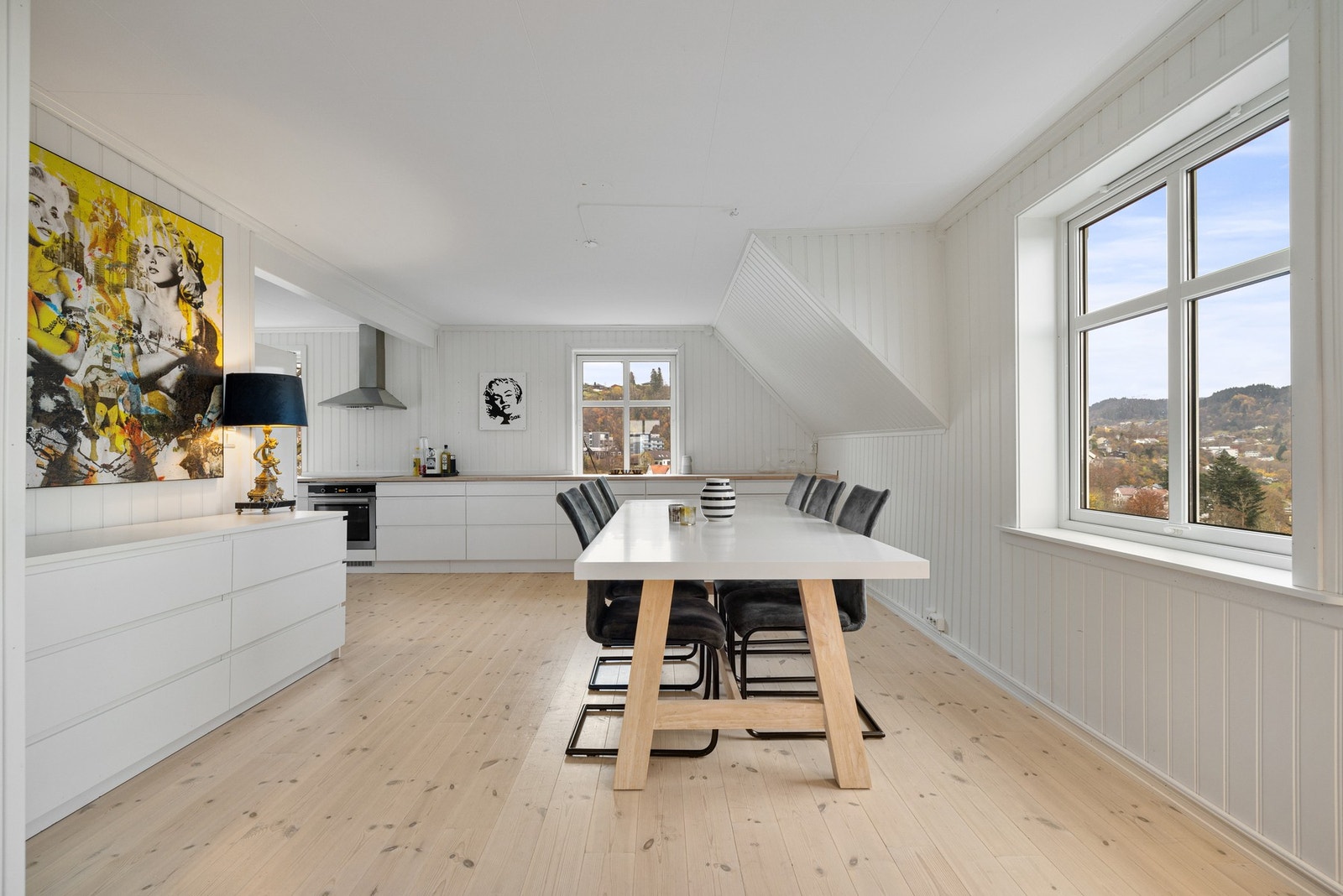 Det er også god plass til et spisebord av god størrelse med kjøkkenet. Galleribilde