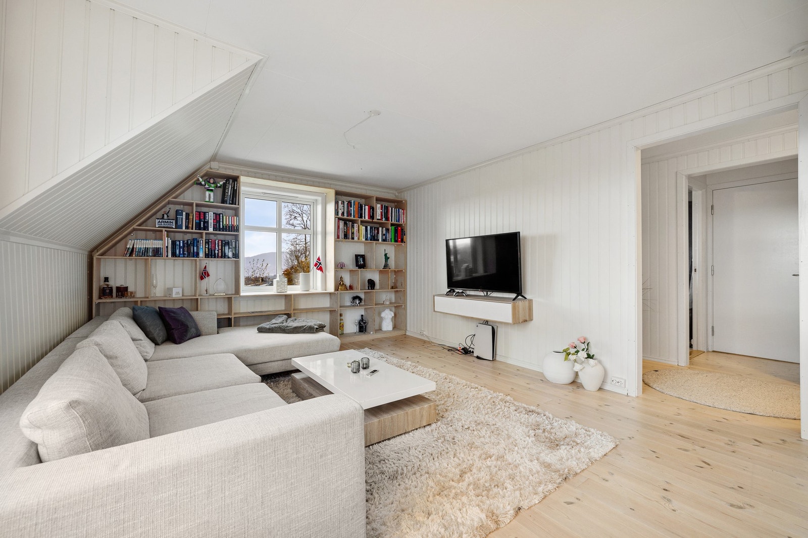 Stue- og kjøkken måles til 40,3 kvm. og har flere vindusflater for et godt lysinnslipp. Galleribilde