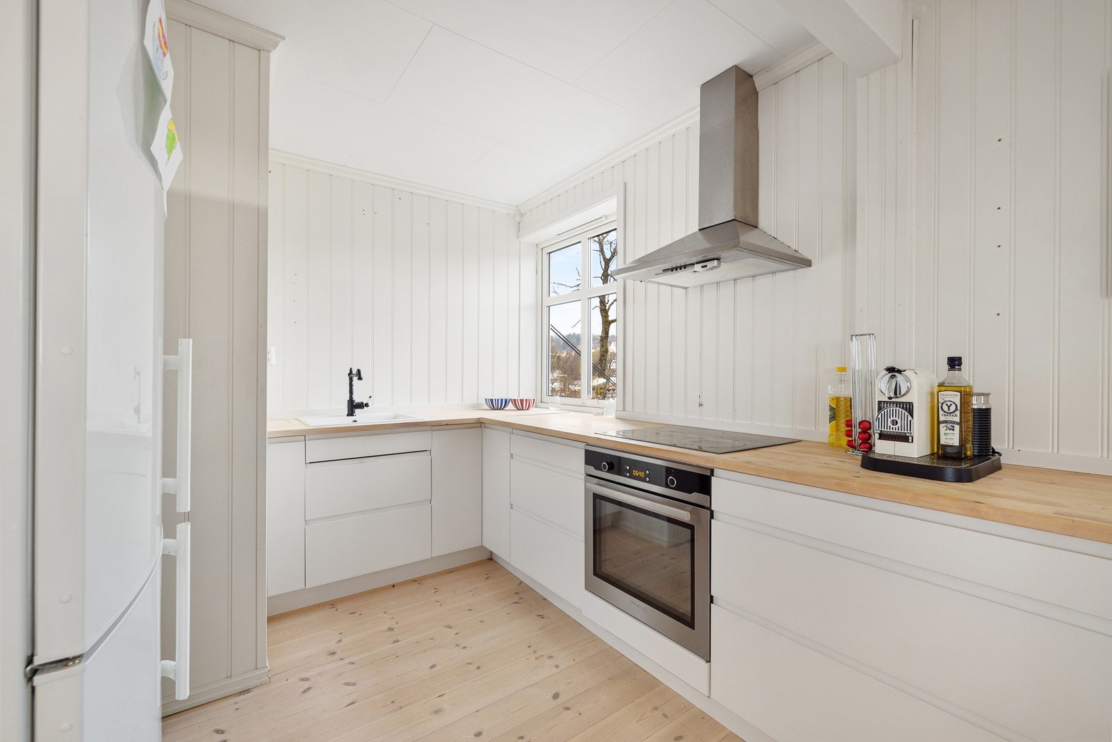 Kjøkkenet er utstyrt med følgende integrerte hvitevarer: Stekeovn, platetopp, ventilator og oppvaskmaskin. Kjøleskapet er frittstående. Galleribilde