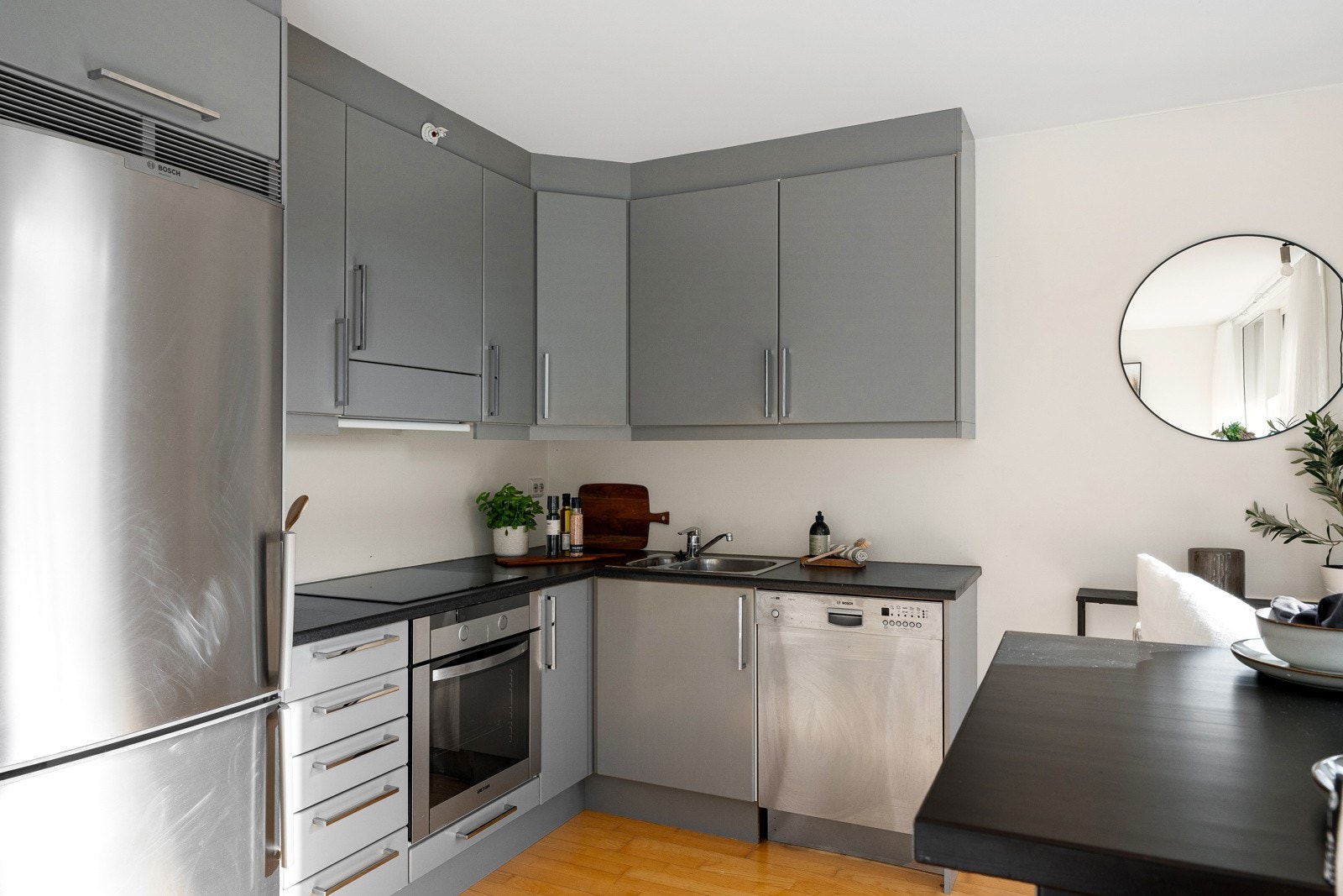 Innredningen er stilren med glatte fronter og laminat benkeplate. Galleribilde