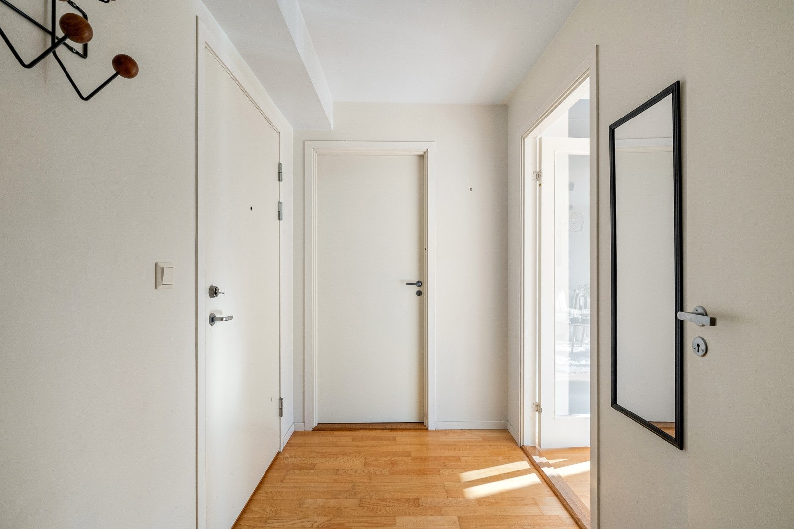 I gangen møtes du av en varm og velkomponert atmosfære, med god plass til å sette fra seg sko og henge yttertøy. Galleribilde