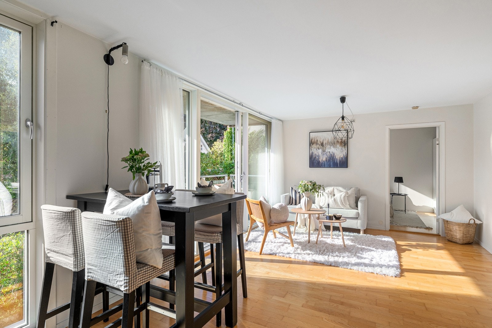 Stuen har plass til både sofa, spisebord og annet ønsket møblement. Galleribilde