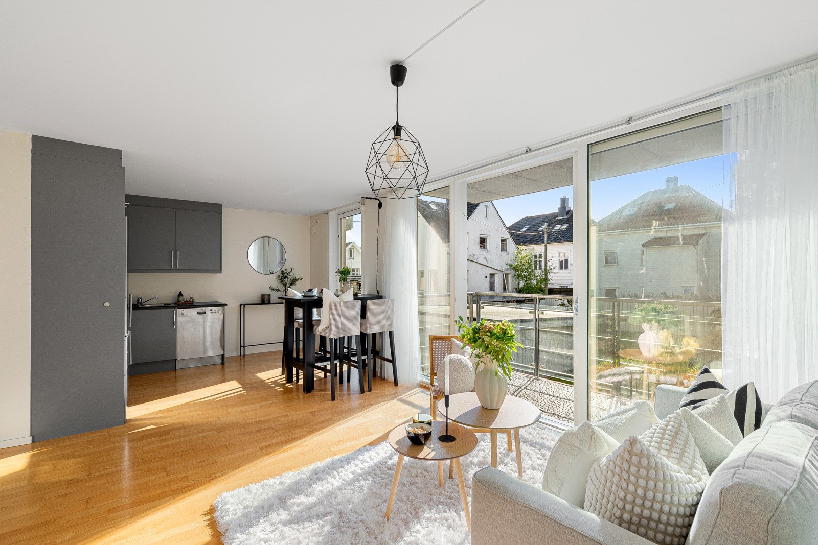 Lys og flott stue med store vindusflater. Galleribilde