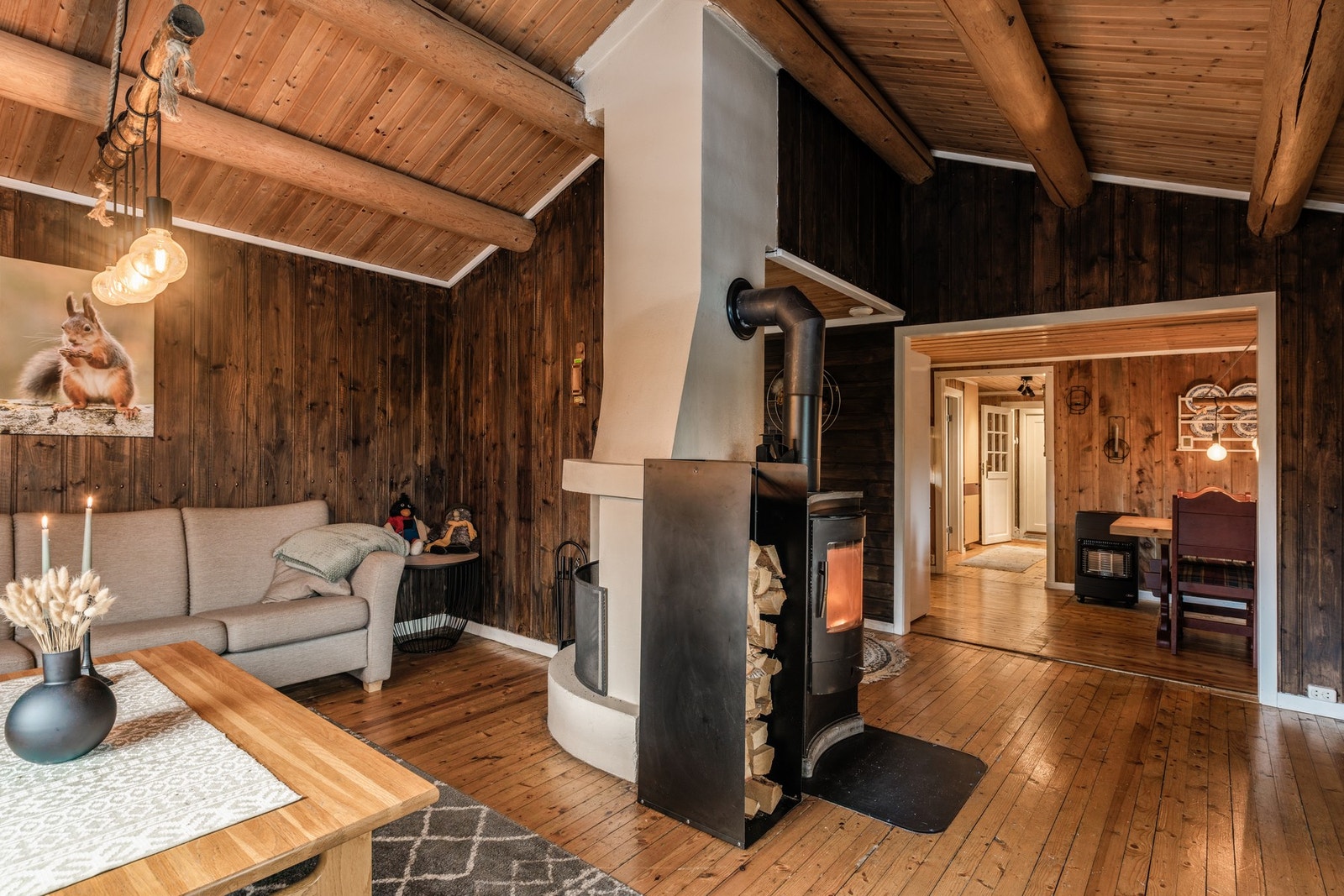 Hytten har en praktisk planløsning Galleribilde